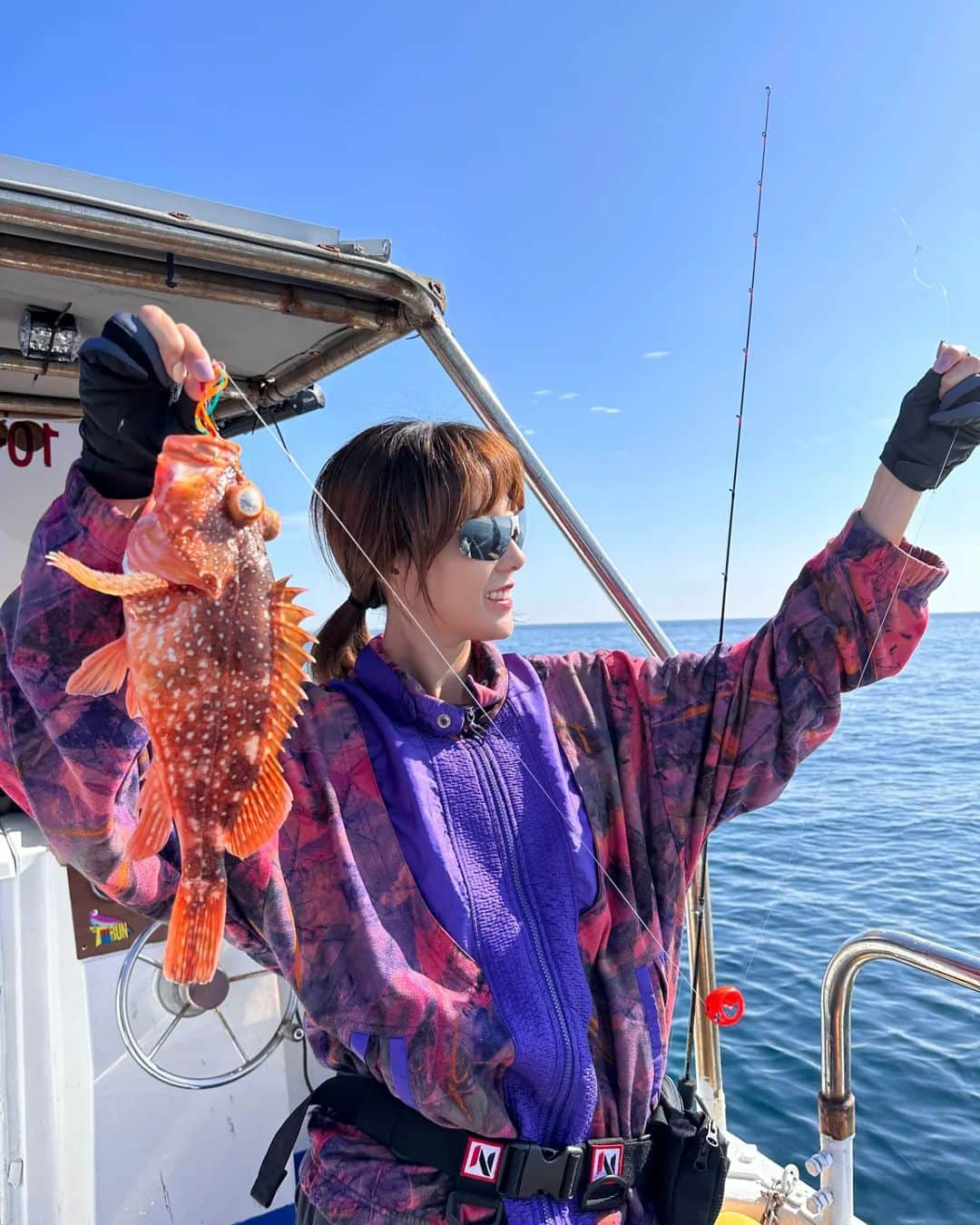 ハン・イェウォンのインスタグラム：「드디어 날씨가 좋아졌따 ㅠㅠ 낚시만 하러 제주도 온건데  내내 못하다 드뎌! 쪼꼬미였지만 첫수도 먼저하고  시작이 좋았따 옥돔도 잡꼬! 마릿수도 1등 ㅋ  #쏨뱅이#참돔#옥돔 #타이바라낚시 #제주도#낚시」