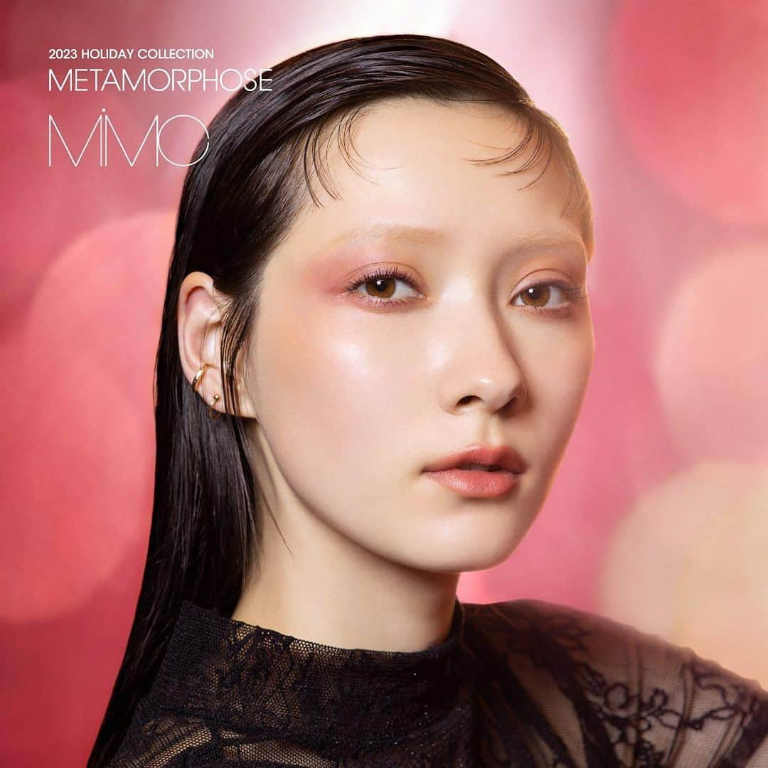 MICHIRUのインスタグラム：「New work for MiMC @mimc_natural  2023 HOLIDAY COLLECTION “METAMORPHOSE”✨  CD& Photo : 笹口悦民  @sasaguchi_photo Hair : 北田大貴 @hiroki_kitada Model : IA @iaiaiaz5 Costume AYAME @maison_ayame Beauty director : MICHIRU @barbiemichiru @michiru_makeup #makeupbymichiru   ...............  変容する時代に変化を楽しんで自分色のカラーをmixできるクリームとパウダーがセットされたパレットです😊 クリームはリップにも、チークにも、アイシャドウにも使えるマルチカラー✨ 見た目少しディープなレッドの肌に乗せた時のモダンな透明感と輝きもぜひトライしてみて。  そしてこのストーン模様のコンパクトケースは なんと日本初*、古紙を主原料**とした 紙パウダーバイオプラスチックでできたもの。 ポーチとケースは海洋回収プラスチックごみを再生して 作られてます。 ケースはパソコンケースとして持ち運びにとても便利。  限りある地球の資源を循環させる取り組み 美しい地球の未来の美しさへのアクションへと。 是非、お試し下さい💋💄  #mimc2023ホリデーコレクション #MiMC#エムアイエムシー  #新色コスメ #METAMORPHOSE #メタモルフォーゼ#ECOFRIENDLY#地球の恵み #持続可能な美の循環　 #MiMC#エムアイエムシー#2023クリスマスコフレ#クリスマスコフレ2023#ホリデーコフレ#コフレ#ホリデー#限定 #mimc #organic#naturallife#organiclife#ナチュラルコスメ#オーガニックコスメ#石けんオフメイク」