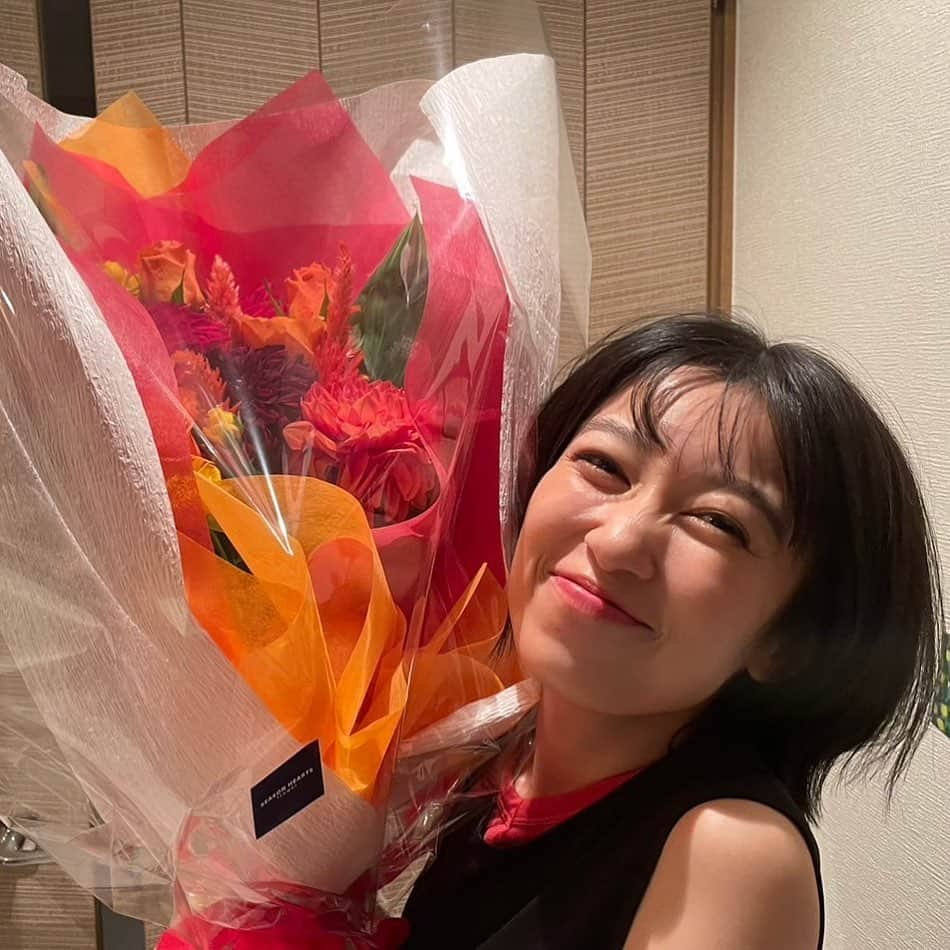 黒沢ともよさんのインスタグラム写真 - (黒沢ともよInstagram)「お花もらった！💐  めっちゃ嬉しそうなわたしです笑  秋めいてきて嬉しいなぁ🍂  ・・・・・・・・・  ミュージカル『 #スライスオブサタデーナイト 』  明日は18:00 開演💃✨  黒沢ともよがスーを務めます。 是非遊びにきてください💃✨✨  2023年11月3日（金・祝）～19日（日）東京都 #よみうりホール  2023年11月21日（火）～23日（木・祝）大阪府 #松下IMPホール  2023年11月28日（火）・29日（水）宮城県 #電力ホール  作：ザ・ヘザーブラザーズ 翻訳・訳詞：小田島創志 演出：元吉庸泰 音楽監督：大嶋吾郎 振付：原田薫 出演：　#河下楽 （ #AmBitious ） /  #神里優希 、#一色洋平 、#石川新太 /  #黒沢ともよ 、 #ダンドイ舞莉花 (ダブルキャスト)、 #熊谷彩春 、 #高田夏帆 、 #田野優花 /  #HideboH /  #川平慈英 /  #伊藤広祥 、#黒田陸 、#山口ルツコ 、 #深瀬友梨 、 #齋藤千夏 、 #秋野祐香」11月8日 21時22分 - tomoyo_kurosawa_official_