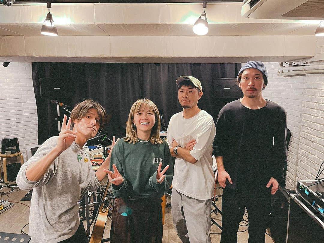 のインスタグラム：「いま明日のリハが終わったー！  新しいことや懐かしいものやとんでもないセットリスト。濃厚。  そしてヒロシ&Wゴローがパワーアップして超かっこいいです。 白昼夢も初披露。 ぜひ。 ぜひ。  明日お時間合う方見ていただけたら嬉しいです！  まっちょるよー！  2023.11.9(木) NakamuraEmi 突然ONEMAN 2023 in 東京 BAND Ver.  [会場] 東京キネマ倶楽部 http://www.kinema.jp/  [時間]　OPEN 18:00 / START 19:00 [金額]　前売 ¥6,000 + 1DRINK【全自由】 [出演]　NakamuraEmi [編成]　Vo.NakamuraEmi / Gt.カワムラヒロシ / Ba.片野吾朗 / MPC.熊井吾郎」