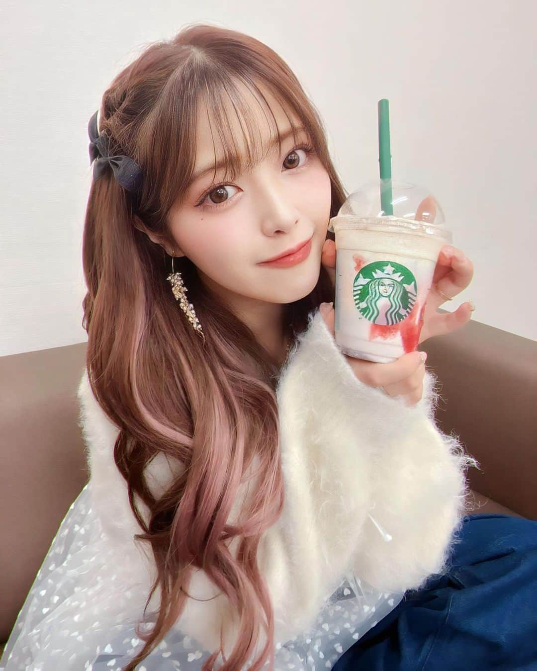 MaRuRi（まるりとりゅうが）さんのインスタグラム写真 - (MaRuRi（まるりとりゅうが）Instagram)「new hair color🩷🫶 結局ピンクとベージュ決められんくて ブラウンベージュにピンクのインナーで アポロチョコみたいにした🍫🍓 からのLIVE前にマツパも行けて 非常に化粧するのが楽しいです💄💋 ほんでスタバの新作美味しすぎて リピートしそう。。。 みんな飲んだ？🫢」11月8日 21時24分 - maruridayo