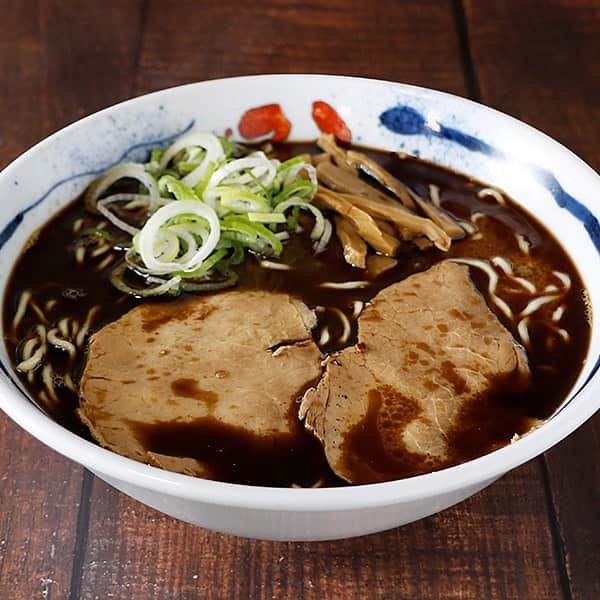 新横浜ラーメン博物館(ramen museum)のインスタグラム：「【蜂屋 新メニュー情報】  🍜しおラーメン各種 🗓️2023年11月9日(木)～20日(月) ➡️ https://x.gd/Bz94S  あの銘店をもう一度 第24弾 旭川「蜂屋」にて、2023年11月9日（木）より「しおラーメン」が発売となります。  実はこの「しおラーメン」、創業当時から存在するメニューです。 というのも「しょうゆラーメン」の醤油ダレは「しおラーメン」の塩ダレをベースに作られています。 本店の常連さんは「しおラーメン」好きが多く、店主曰く、蜂屋通のメニューだそうです。 見た目は変わりませんが、味は異なります。その味の違いは皆様の舌でお確かめください！  🍜メニュー🍜 しおラーメン　1,000円 煮玉子入りしおラーメン　1,150円 しおチャーシュー　1250円 ※ミニラーメンの発売はありません。  #ラー博 #ラーメン博物館 #横浜 #新横浜 #新横浜ラーメン博物館 #ラーメン #中華そば #ラーメン部 #ラーメン女子 #デート #ラー活 #ラーメンインスタグラム #横浜グルメ #昭和レトロ #昭和 #夕焼けの街 #ramen #raumen #あの銘店をもう一度 #銘店シリーズ #北海道 #旭川 #旭川ラーメン #加藤ラーメン #蜂屋 #焦がしラード #鯵の丸干し #クセがあるけどクセになる #しおラーメン #蜂屋通のメニュー」