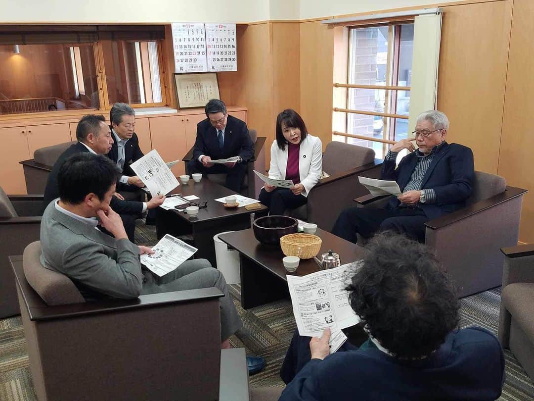 森まさこのインスタグラム：「檜枝岐村議員の皆様と、 #地域女性活躍推進交付金、及び、 #地域少子化対策交付金 などの勉強会をいたしました。 福島県や県内の一部の市町村にも活用していただいている交付金です。 約11年前、私が大臣(少子化問題担当及び男女共同参画担当)の時に創設いたしました。 令和5年度は、女性のデジタルスキル習得や、女性の起業(スタートアップ)を特に手厚く支援したり、男性の育休研修などにも支援をしています。  また、教育支援として、民間団体が行なっている高校生の海外留学支援プログラムや非認知能力開発プログラム等もご紹介し、議員の皆様から、新しい情報を知ることができたと喜んでいただきました。 国会議員と県市町村議員との間の連携や情報交換を一層密にして、地域の役に立てるように頑張ります。」