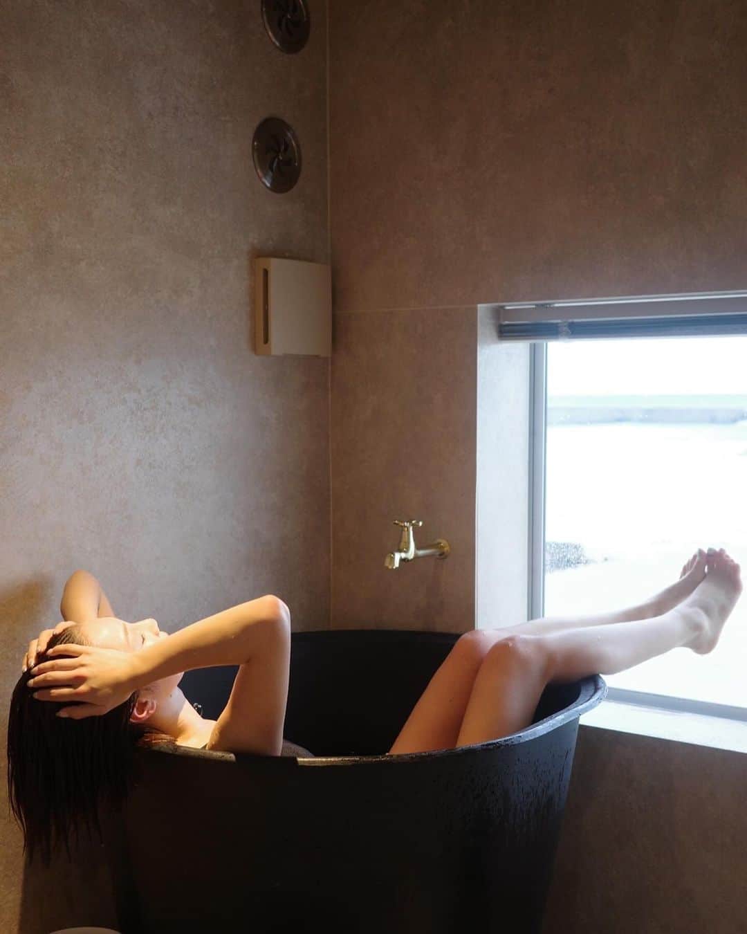 美舞さんのインスタグラム写真 - (美舞Instagram)「. . 福津にて最高時間を過ごしてきた🧖‍♀️♨️ 優と二人で貸切サウナ！！！ 海を見ながらサウナなんて夢空間。 自分でロウリュできるし、 想像以上にしっかり温度上がって、 幸福度はとんでもなく高めです🫶🫶🫶 水風呂も冷たくしたい人には氷も用意されてるよ！ アメニティも充実してるので手ぶらでオッケーな 所も推せるポイント！！ 下にはカフェが併設されてて、 どんでもない心踊るアフタヌーンティーを🫖❤️❤️ 全て手作りで作られてるって、 どれだけ時間と愛を込めているのか😢😢 福岡市内からもドライブがてらに良いコースだし、 福津の夕日は本当に最強だから、 夕日の時間に次は行くって決めました❤️❤️ .  #SUNEFFECT #サンエフェクト #PR #サ活　#サウナ #貸切サウナ　#福岡サウナ　#九州サウナ　#サウナー」11月8日 21時29分 - mibuki__.39