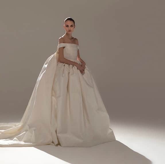 Authentique Authentiqueのインスタグラム：「. New Brand！ "STEPHANE ROLLAND" ステファン・ローラン @stephanerolland_bridal  . 世界のセレブリティからも信頼され Netflixオリジナルドラマ「エミリーパリへ行く」でもドレスが着用されるなど 今、世界で注目されている stephane rollandが 2023年春に初めてとなるBridal Collectionを発表‼︎  今秋、日本初上陸！ Authentiqueにてお取り扱いを始めました🕊  どのドレスもモダンで彫刻的な アートのように美しいデザインが特徴的  ノーブルでワンランク上の花嫁様を叶えます🫧  . 11/24-25の新作ドレスフェアにて stephane rollandのドレスを取り揃えております 是非、入荷したばかりのドレスをこの機会にご体感下さい* . @authentique_weddingdress    #オーセンティックな花嫁 をつけて、 ぜひ素敵なお写真をシェアしてください🕊  #ウエディングドレス #ウェディングドレス #stephane rolland #インポートドレス #オーセンティック銀座」