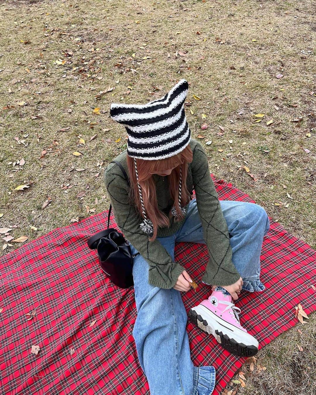 砂糖華さんのインスタグラム写真 - (砂糖華Instagram)「色がクリスマス🎅🏻🎄 ‪　　　　　‬ リボンのトップス可愛すぎるよね🎀! こういう帽子も欲しかったの🐈 ‪　　　　　‬ @shopcider_jp のアイテムが最大70%オフやってるよ🎟 （11月13日~26日までスペシャルセール開催中） ‪　　　　　‬ ‪　　　　　‬ #ピクニック #クリスマスピクニック #リボントップス #ニット帽 #秋服コーデ #冬服コーデ #デニムコーデ #ショップサイダー」11月8日 21時31分 - __162cm_