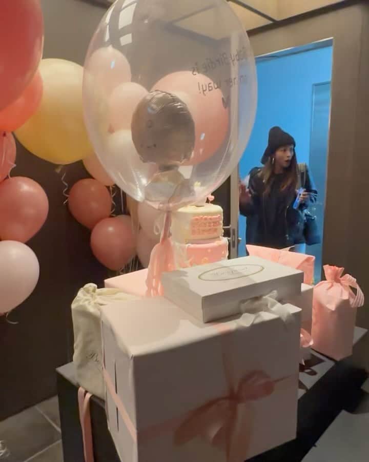 イ・ミンジョンのインスタグラム：「친구들의 서프라이즈에 깜짝놀라서 들어오는 제 걸음걸이는 아직 아들엄마같지만  둘째는 딸맞데요^^ 믿기지 않음….나오면 확인해보고 알려드릴게요ㅋ (Feat. 태명은 버디…. Birdie 와 Buddy 이중적인 의미)」