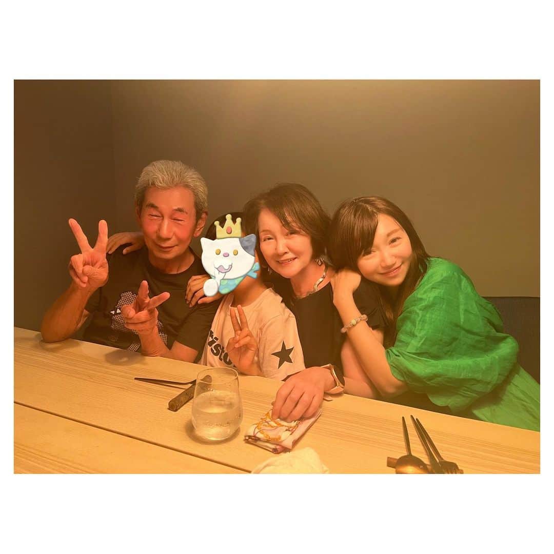開高明日香のインスタグラム：「なんか秋飛ばしちゃって、冬突入の予感🫧  携帯のカメロール整理してたら、更新してない写真が携帯にたくさん🙄  てことで。  夏の終わり、母のお誕生日🎂 プレゼントを用意できなかったので、甥っ子くんも誘って家族みんなで外食にいこうと提案して、行くことに♡  いつまでも健康で、愛に溢れたマミィで居てください💐  写真、父は酔っ払って半目😝 女2人の写り重視で選んだら、この写真になりました😋 結局パパがお食事代支払ってくれたのに。。。ごめんね🤭  #誕生日 #わこはニックネーム❣️」