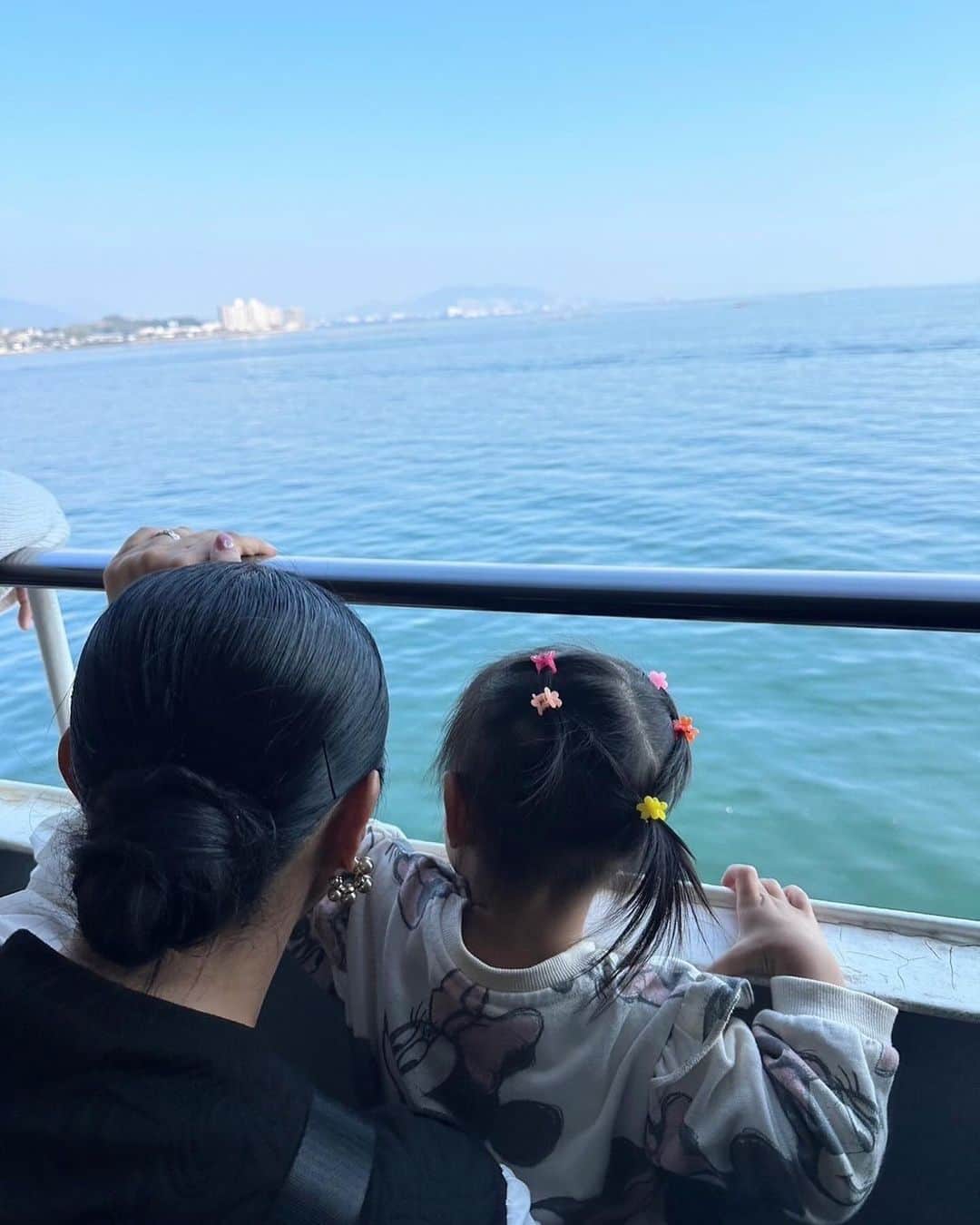蒼乃夕妃のインスタグラム：「家族に会いに行く旅　その2✈️  もう1人のばぁばへ会いに❣️ みんなで宮島へ⛩️ 予報では雨だったのに、キウイ氏の晴れ女パワーで晴天☀️ 寧ろ暑過ぎて、軽めの服買いましたよ💦  ①キウイ氏🥝初めての海🌊 元々モアナが大好きなので、行く前から「船に乗ってモアナに行くの❣️」と大興奮でした😊 怖がる事も無く、ずっーとデッキにかぶりつき‼️ 遠くの船を見つけては「海賊だよ🏴‍☠️‼️」と大興奮でした✨  ②着いたらまず鹿🦌 少し歩いたら鹿🦌 見つけたらすぐ鹿🦌 鹿好きなん？笑  ③ばぁばとおてて繋いで🥰 ばぁばもとっても嬉しそうで✨ 因みにキウイ氏は、こちらのばぁばも名前で呼びます🥝 この日はすごい人で、少し姿が見えなくなる度に「ばぁばは？」と探してました、可愛い🩷  ④安納芋のソフトクリーム🍦 半分こしよ❣️って言ったのに、殆ど1人で食べた😑 私が食べたのは、トッピングで付いてたただの芋🍠  ⑤初めて海に触れる✨🥝 この日は本当に暑かったので、足だけ入ってる子もちらほら。 キウイ氏も「入りたい…」と呟いてました😂 やはり海の女🌊  ⑥からの逃走💨  ⑦参拝予定にしてましたが、ゲートを見事にはみ出る程の大行列で💦 はい、諦めました🤦‍♀️ なので遠くから参拝⛩️  ⑧鳥居⛩️をバックにファミリーPhoto📷 お友達も一緒に行っていたので、貴重なスリーショットを✨🥝 この後肩車により、キウイ氏は松にからまりました😂  ⑨2人で撮ったのも久しぶり✨ 旅行自体が久しぶり過ぎて、私もだいぶ浮かれてました🥴 連れて来てくれてありがとう🥰  ⑩この広島レモンスカッシュ🍋 爽やかで美味しかった😋 あげてませんが、めっちゃ食べ歩きしました…🥴  やっぱり旅って楽しい❗️ 大切な家族と一緒だと尚楽しい‼️ こんな時間を過ごせる事にも感謝だし、またこんな時間を過ごせる様に頑張ろうと改めて思いました✨ そしてこの旅の間、キウイ氏が本当楽しそうで🥹🥝 たくさん吸収したんだろうなぁ❣️ こんな姿をまた見たいと思いました✨」