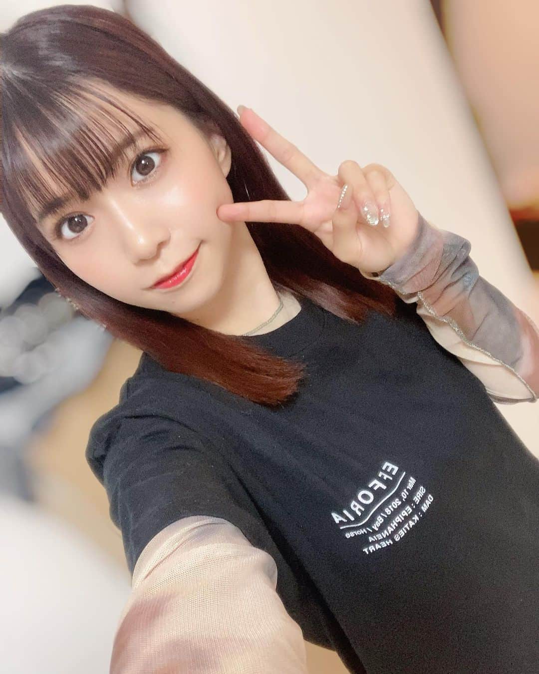 亜咲花さんのインスタグラム写真 - (亜咲花Instagram)「なんと、大好きな #エフフォーリア がグッズに…！😭✨  キャップめっちゃ可愛い〜！！使っちゃう！！！！ Tシャツも素敵なデザインで、バックプリントにはエフフォーリアのお写真が…！！  @horsegoodsnet さんで、11/10 12:00〜販売されます！ 気になった方はぜひ〜〜🏇  #PR」11月8日 21時42分 - asaka_official