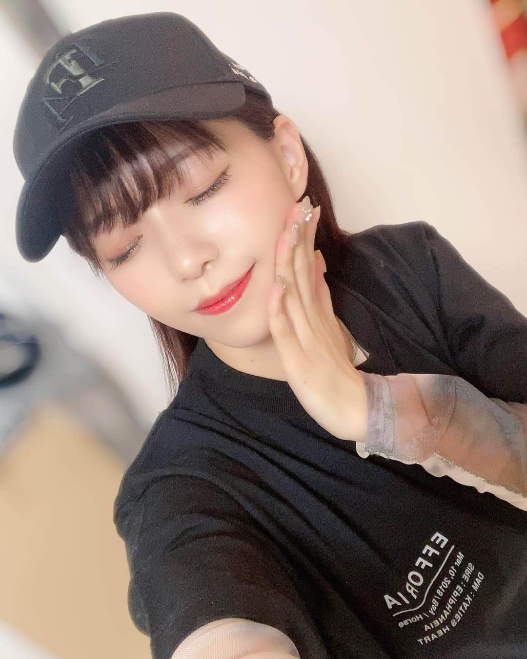 亜咲花さんのインスタグラム写真 - (亜咲花Instagram)「なんと、大好きな #エフフォーリア がグッズに…！😭✨  キャップめっちゃ可愛い〜！！使っちゃう！！！！ Tシャツも素敵なデザインで、バックプリントにはエフフォーリアのお写真が…！！  @horsegoodsnet さんで、11/10 12:00〜販売されます！ 気になった方はぜひ〜〜🏇  #PR」11月8日 21時42分 - asaka_official