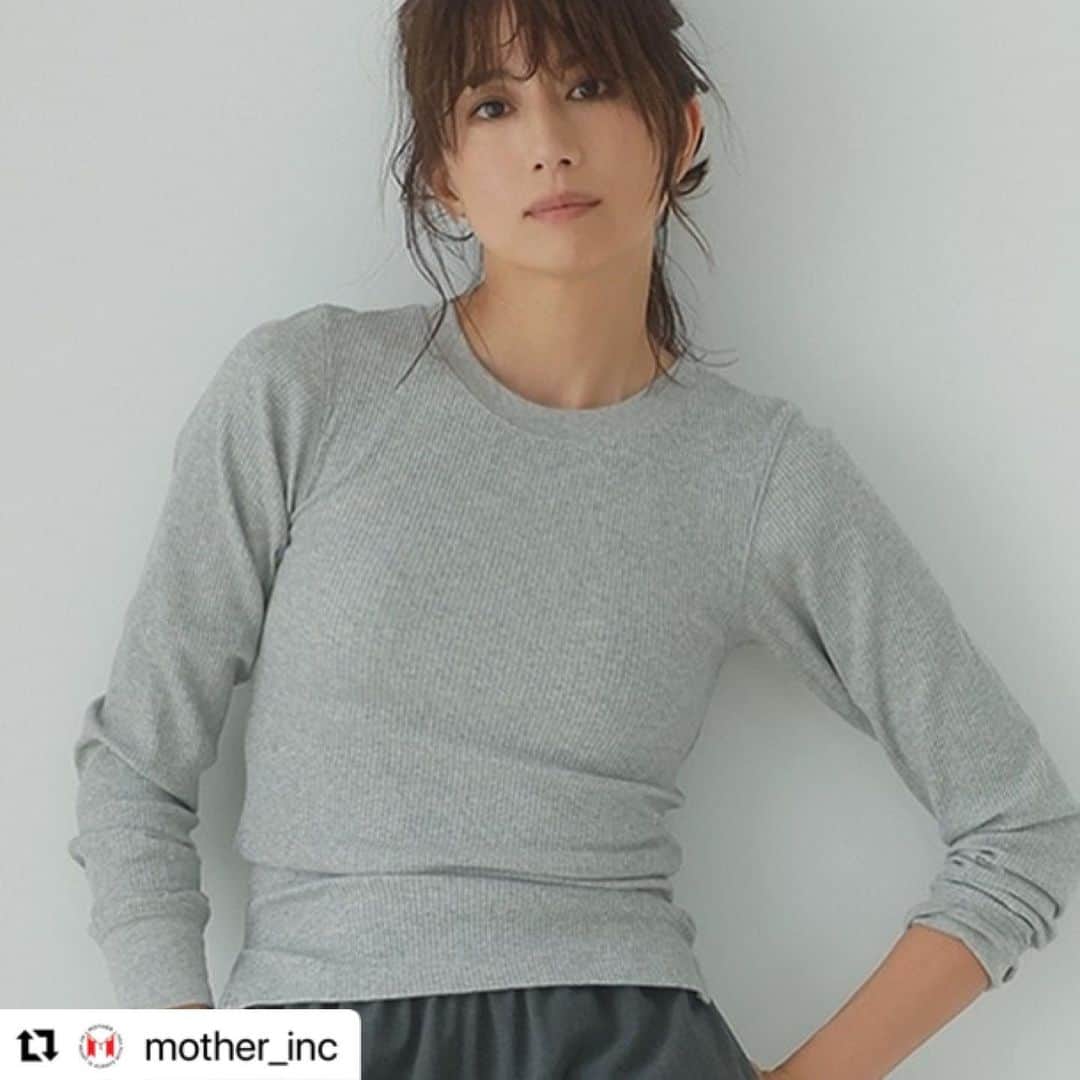 のインスタグラム：「絶対使えるやつです🥹 何にでも合います、万能カットソー。定期的に探して買ったりするのでもう作った方が早いなって感じで作りました😂🤝  #Repost @mother_inc with @use.repost ・・・ ■リブカットソー PRICE：8,800円（税込・送料別） COLOR：GRAY/WHITE/NAVY SIZE：FREE  様々なシーズンに活躍する万能リブカットソーです。 肌寒い季節には、ニットやカーディガンのインナーとしてレイヤード、春先には１枚でさらっとご着用いただけます。 ベーシックな形なのでボトムも選ばず、着回し力も抜群。 裾にはデザインポイントでスリットを入れ、ボトムにインでもアウトでも着こなせるデザインに仕上げました。 フィットしすぎないサイズ感は女性らしいヘルシーな印象を演出しながらも、伸縮性があるのでストレスフリーな着心地が嬉しい1枚です。 自宅で手洗い可能です。グレー、ホワイト、ネイビーの3色展開。フリーサイズ。  ◇◆◇◆◇◆◇◆◇◆◇◆◇◆◇◆◇  ■受注期間 11月14日（火）12:00～11月19日（日）23:59まで https://mother-inc.jp/forme/ 2月中旬以降順次発送予定。  ※受注生産のため【2月中旬以降】順次発送となります。 ※FORME以外の商品との同時購入はできかねます。他の商品をご購入の場合は別途ご購入ください。 ※お客様都合のキャンセル、返品はご遠慮いただいております。 　サイズ・色をご確認の上ご注文いただきますようお願い致します。 ※商品発送時に、クレジットカード決済がおこなわれます。 ※MA-１、ジャケットは上限がございます。他の商品は上限なくお買い求めいただけます。 お客様にはご不便、ご迷惑をおかけ致しますが、ご理解の程、宜しくお願い致します。  ◇◆◇◆◇◆◇◆◇◆◇◆◇◆◇◆◇ #mother_inc#東原亜希#forme#フォルム#2024SPRING」