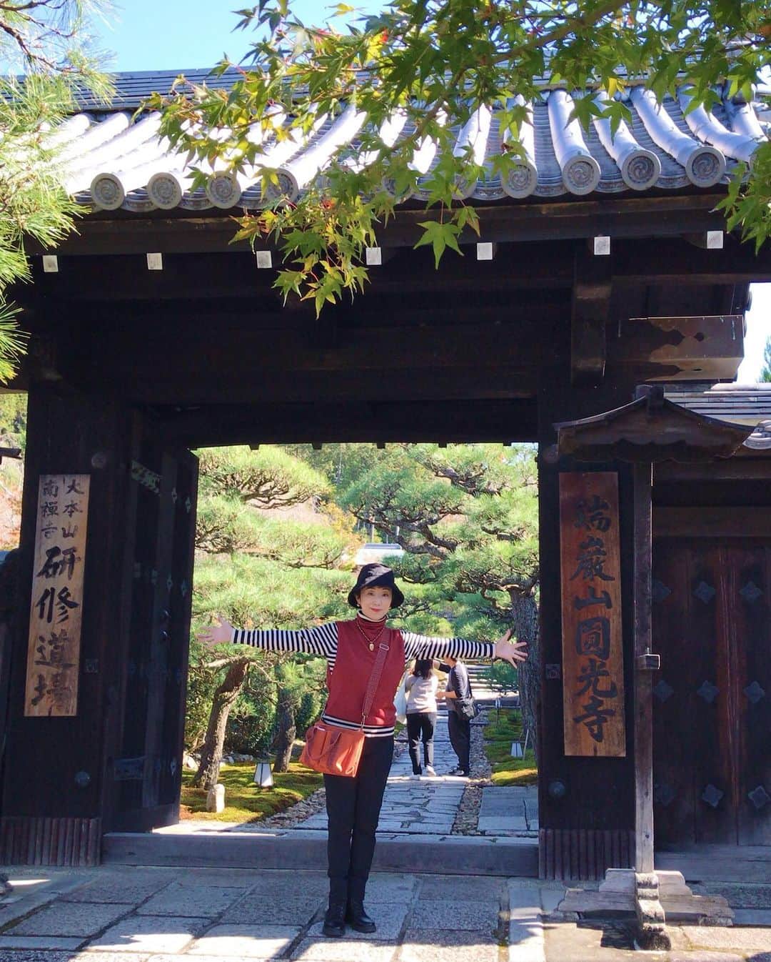 小川知子さんのインスタグラム写真 - (小川知子Instagram)「京都の今日は気持ちの良いお天気。 少しばかり肌寒い感じで、朝夕は上着がいりますが、 日中はまだ暑い！  詩仙堂を後にして、すぐ近くの圓光寺へ。 今年の紅葉🍁時期には予約制になるとか。 その前だったので快適に散策出来ました。 家康が建立したこのお寺は今の学校のような所。 こんな素敵な環境で学べたなんて羨ましい限り。 竹林もあって趣のある庭園が楽しめます。  圧巻は奔龍庭🐉 まるで現代アートのような庭園で、その計算された石と白砂の雲海の配置が絶妙です。  午後になって暑くなってきた。  鴨川の現在の様子です。  新しく出来たグッドネイチャーのラウンジ。  夜は甥っ子と食事して楽しいひと時を過ごしました。  明日はどこに行こうかな〜。  #圓光寺 #奔龍庭🐉  #鴨川 #グッドネイチャーステーション  #暑い💦 #小川知子」11月8日 21時38分 - tomoko_ogawa_