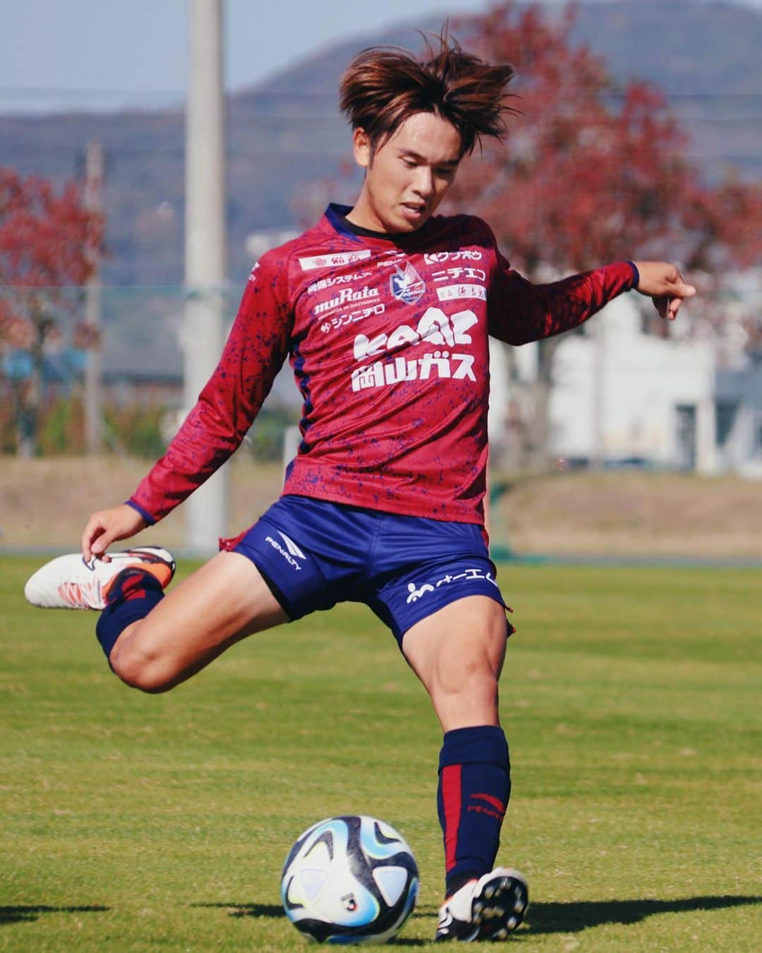 ファジアーノ岡山さんのインスタグラム写真 - (ファジアーノ岡山Instagram)「💙❤️  #2023JLeague  #ファジアーノ岡山 #fagianookayama #fagiano #okayama #岡山 #🍑 #🍡 #Jリーグ #jleague #J2  #DAZN #2023 #サッカー #football  #⚽️」11月8日 21時38分 - fagianookayama