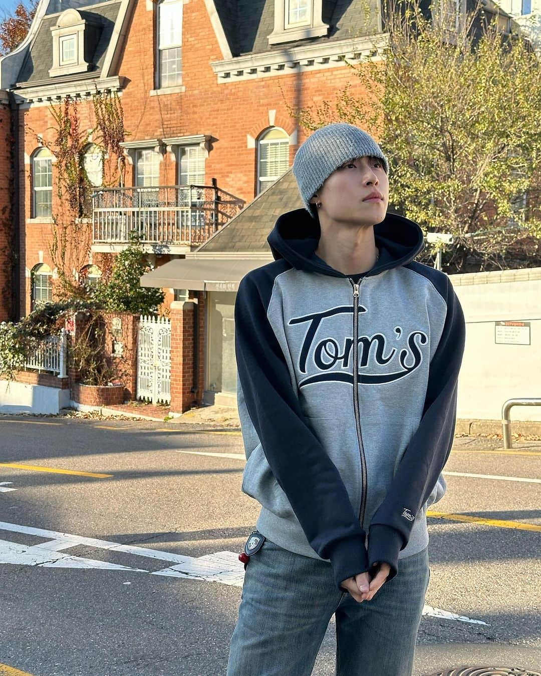 イギョムのインスタグラム：「귀여운 생명체와 함께하는 하루임다.  하루종일 움직여도 쉬운게 없슴다.  같이 마음 다주는 친구와 가족 덕분에 살아감다.  동생이 친구와 전화하며 그러더라구요, 자기가 키우는 개x끼 한마리, 귀여운 강아지 한마리가 옆에 있다고.  저는 귀여운 강아지였길 바라며 화요일이였슴다.」