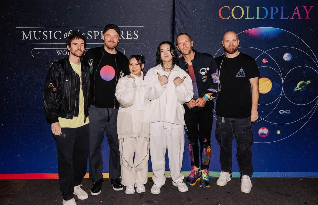 幾田りらのインスタグラム：「@coldplay  Thank you for the opportunity to be a part of such an amazing experience. I really appreciate it.🌸  Photo by @annaleemedia」