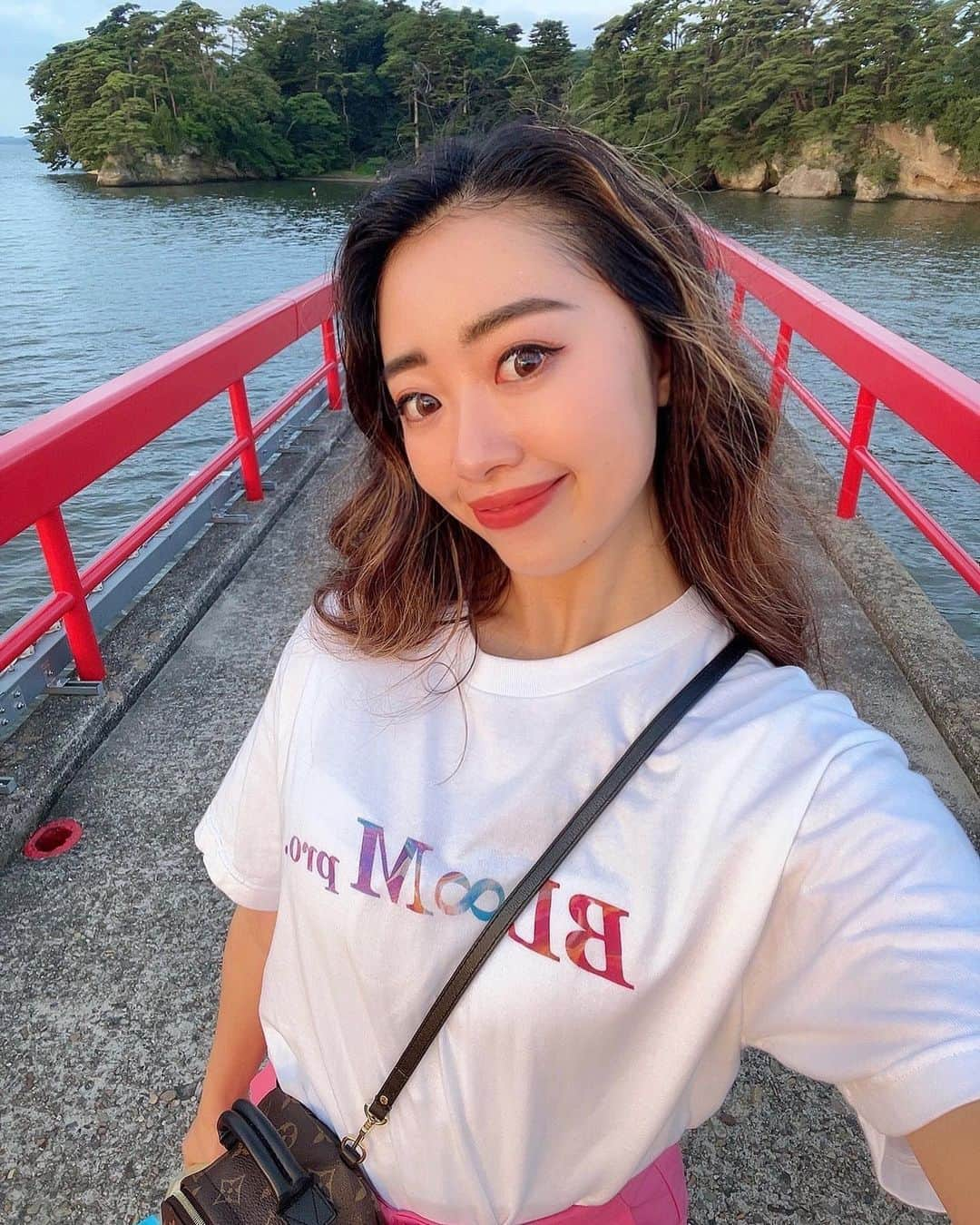 駄原杏里沙のインスタグラム：「. 旅行しながらちょっくら 仕事をする🫶 この仕事のやり方が 私にとって最高にあってる💓  2時間仕事してあとは自由✨  海外も好きだけど日本にも まだまだ素敵なところたくさん あるから行きたいところたくさん✨  #仙台#仙台観光 #渡月橋  #フリーランス#フリーランス女子  #人生は夢だらけ#人生一度きり #毎日が笑顔で溢れてる#旅行記  #タビジョ#旅行好きな人と繋がりたい」