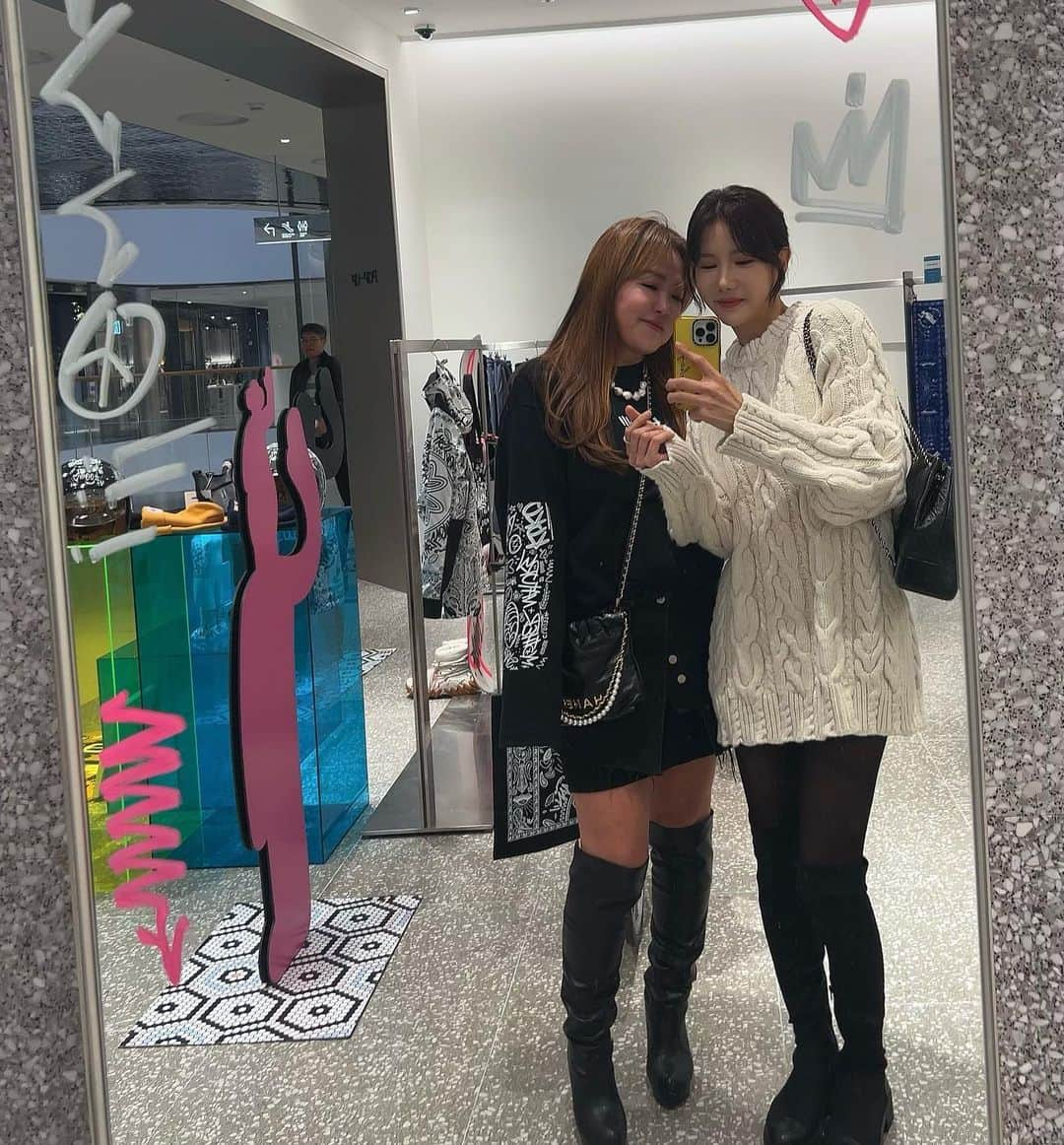 ジョンアのインスタグラム：「애프터스쿨 시작을 함께 했던  우리 보윤언니♥️ 3층 가자마자 딱 한눈에 들어오더라^^ #헬로맨 앞으로 나올 옷들이 다 궁금해지는 브랜드✨ 언니 대박나기💪🏻 이효리선배님 너무 보고 싶었는데... 내가 가신 다음에 오셨구나😭 아쉬워서 선배님 사진이라도 같이 올려봅니다..  사랑합니다 선배님♥️ 급 고백으로 마무리  진짜 하트 뿅뿅 언젠가 꼭 뵙길🔥」