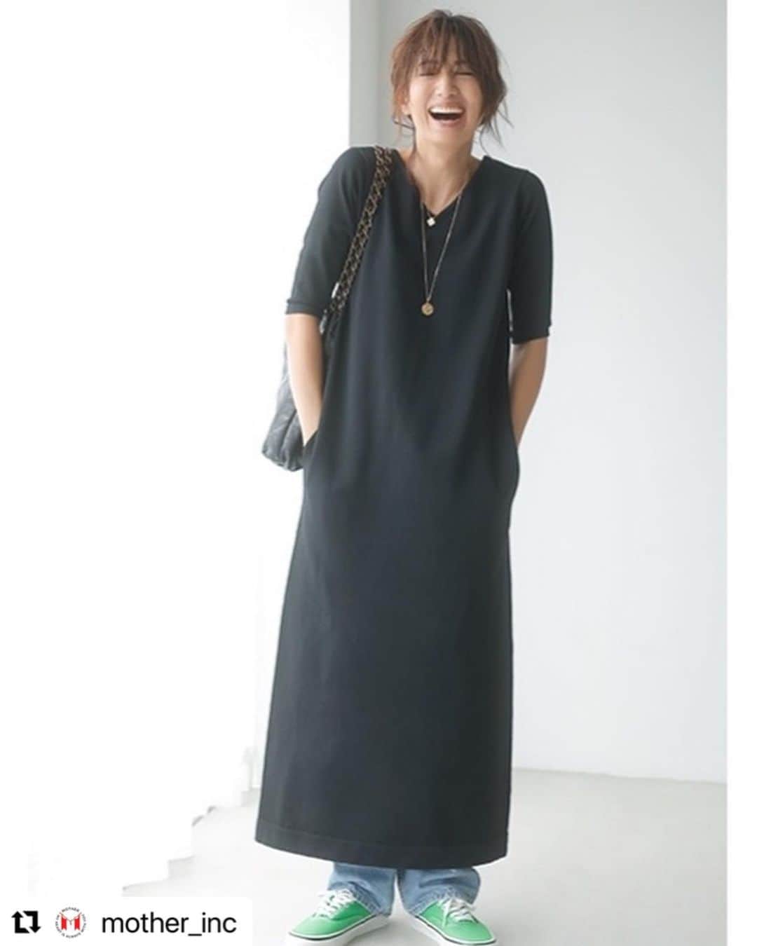 のインスタグラム：「これが届く頃って寒かったり暖かかったり、今日何着れば良いの！？みたいな日に救世主となってくれるワンピになると思います🌸1枚でも素敵ですが、私はこの写真のようにパンツと合わせて着たいなぁと思っています✌️後ろ姿がスキ♡  #Repost @mother_inc with @use.repost ・・・ ■ニットワンピース PRICE：17,600円（税込・送料無料） COLOR：BLACK SIZE：0/１  上品なニット素材を使用した女性らしいフォルムのワンピースです。 ほどよい厚みで身体のラインをひろいすぎないので、着心地良く着用できます。 後身頃のVネックと裾スリットで女性らしさを演出。 袖丈は二の腕をカバーしキレイにみえる長さにこだわりました。 1枚で決まる万能なワンピースです。 肌寒い時期にはシックにジャケットを合わせたり、カジュアルにGジャンなどを合わせるなど、様々なスタイリングが楽しめます。自宅で手洗い可能です。 ブラックの１色展開。2サイズ。  ◇◆◇◆◇◆◇◆◇◆◇◆◇◆◇◆◇  ■受注期間 11月14日（火）12:00～11月19日（日）23:59まで https://mother-inc.jp/forme/ 2月中旬以降順次発送予定。  ※受注生産のため【2月中旬以降】順次発送となります。 ※FORME以外の商品との同時購入はできかねます。他の商品をご購入の場合は別途ご購入ください。 ※お客様都合のキャンセル、返品はご遠慮いただいております。 　サイズ・色をご確認の上ご注文いただきますようお願い致します。 ※商品発送時に、クレジットカード決済がおこなわれます。 ※MA-１、ジャケットは上限がございます。他の商品は上限なくお買い求めいただけます。 お客様にはご不便、ご迷惑をおかけ致しますが、ご理解の程、宜しくお願い致します。  ◇◆◇◆◇◆◇◆◇◆◇◆◇◆◇◆◇ #mother_inc#東原亜希#forme#フォルム#2024SPRING」