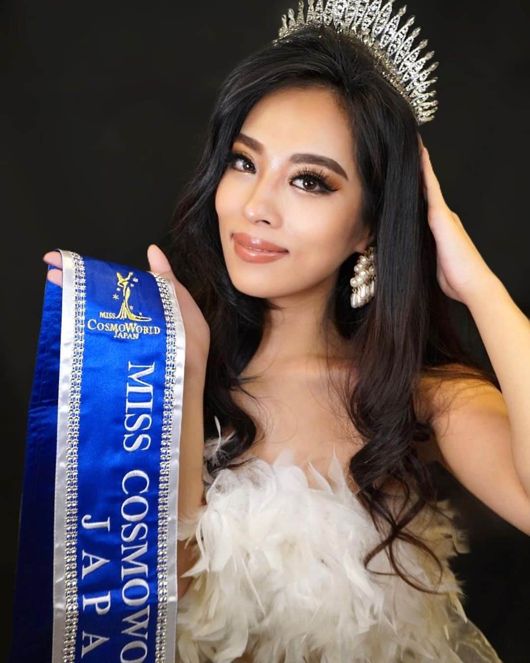 絹野志朋のインスタグラム：「𝙈𝙞𝙨𝙨 𝘾𝙤𝙨𝙢𝙤 𝙒𝙤𝙧𝙡𝙙 2023🌏👑  Only a week left for Malaysia, I’m so excited to meet MCW family🇲🇾 I can’t wait for my special days💗  世界大会出発まで、あと１週間。 日本代表として出来ることを、 ひとつひとつ丁寧に。仕上げます❤️‍🔥 . . Special thanks for supporting❤️ @misscosmoworld  @misscosmoworldjapan  @japan_beauty_ambassador  @aya_kiyota  @erina_hanawa_japan  @mihosugawara_34  @carrielee1212  @andersontch238   Photo and styling by @aya_kiyota  . . #misscosmoworld2023 #misscosmoworld  #misscosmoworldjapan」