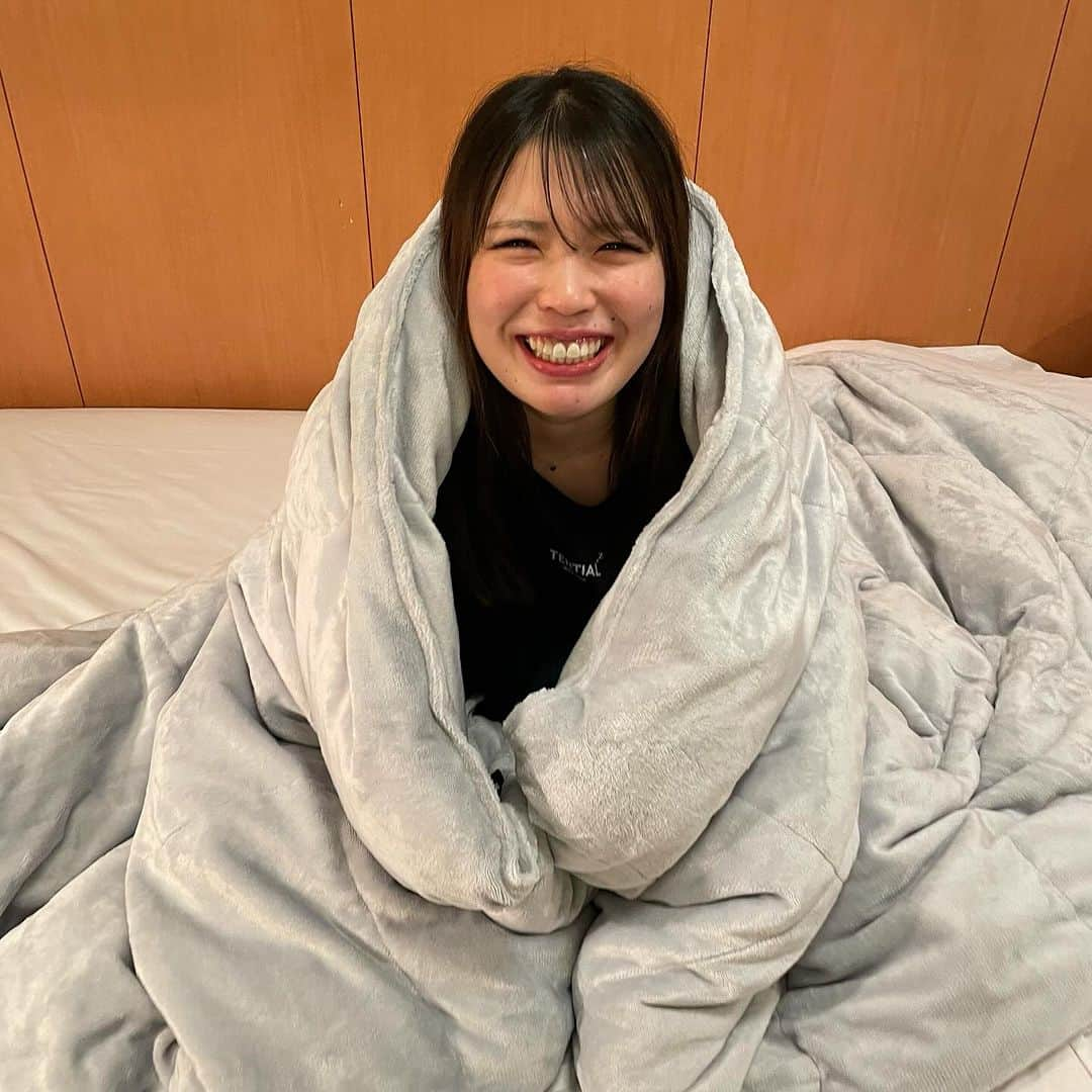 佐藤綾乃さんのインスタグラム写真 - (佐藤綾乃Instagram)「TENTIAL様から「BAKUNE COMFORTER」 を提供していただきました。  厳選した5層構造になっているようで、 1枚で羽毛布団と毛布の役割があるそうです。 薄くてとっても暖かくて、肌触りも最高です✨  11月になり、もうすっかり夜は寒いですね🥶 体調管理やコンディショニングが とても重要な時期になってきました。 そんな時に必須のアイテムとなっています🧚🏼‍♀️  #TENTIAL #PR #BAKUNE #BAKUNECOMFORTER」11月8日 21時46分 - nonstagram_s2