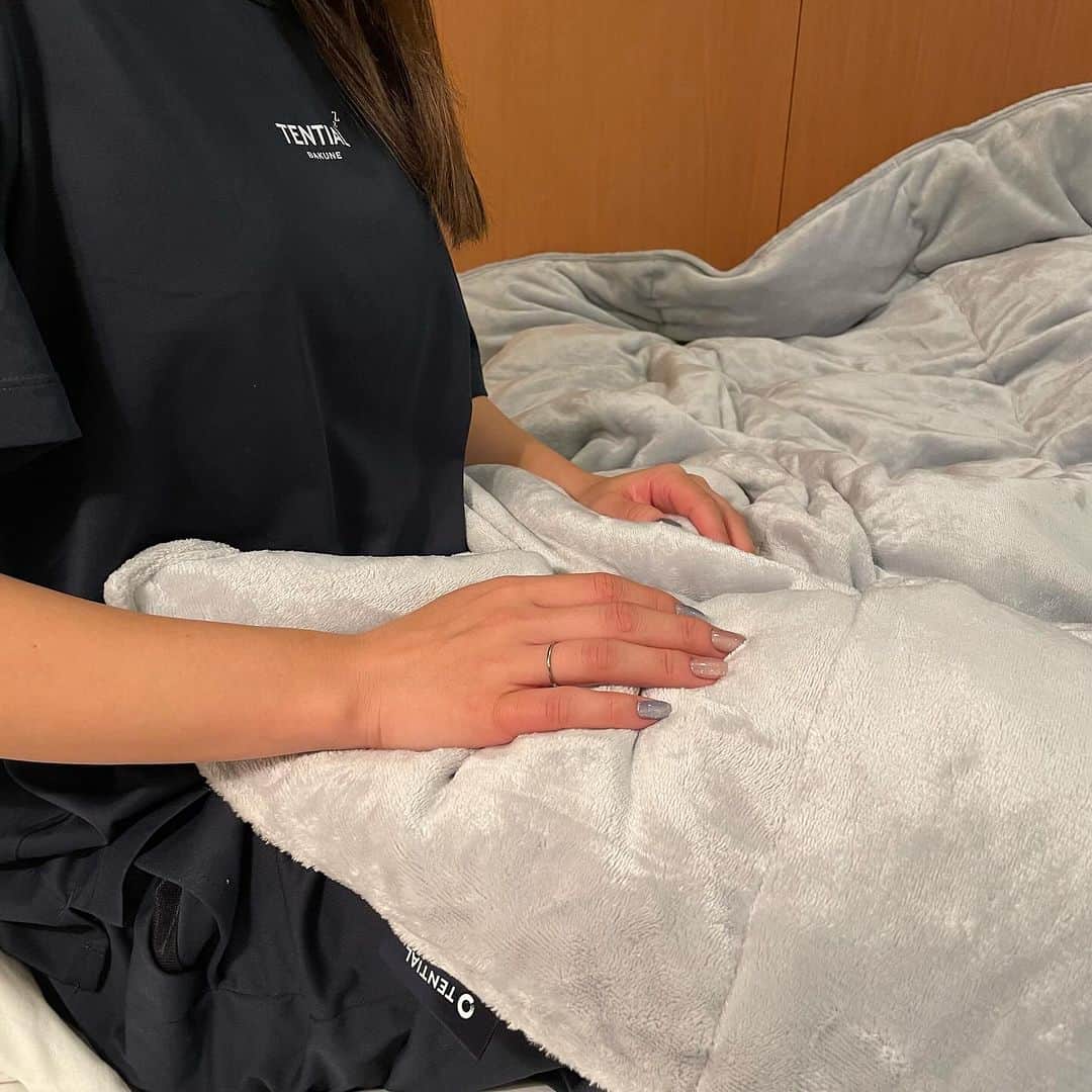 佐藤綾乃さんのインスタグラム写真 - (佐藤綾乃Instagram)「TENTIAL様から「BAKUNE COMFORTER」 を提供していただきました。  厳選した5層構造になっているようで、 1枚で羽毛布団と毛布の役割があるそうです。 薄くてとっても暖かくて、肌触りも最高です✨  11月になり、もうすっかり夜は寒いですね🥶 体調管理やコンディショニングが とても重要な時期になってきました。 そんな時に必須のアイテムとなっています🧚🏼‍♀️  #TENTIAL #PR #BAKUNE #BAKUNECOMFORTER」11月8日 21時46分 - nonstagram_s2