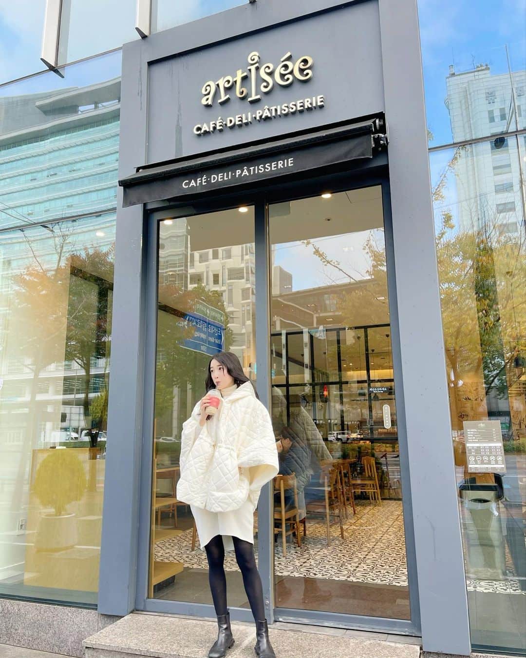 越馬千春さんのインスタグラム写真 - (越馬千春Instagram)「. 先日韓国行って来ました🇰🇷✈️ カフェ巡りを中心に楽しんだ旅でした🫶✨  @cafeartisee は韓国のカフェチェーン店だそうです❣️ ラテ美味しいしスイーツも店内も可愛かった🍰☕️🤤  ちょうど寒くなるタイミングで行ったので @dolce._official  のキルティングポンチョに助けられました😌🤍  軽いのに暖かくて最高のポンチョです💫  #chiharukoshiba_trip#韓国#韓国旅行#韓国旅行コーデ#狎鴎亭#狎鴎亭カフェ#江南区#韓国カフェ#カフェ巡り #coordinate #コーディネート #コーデ #fashion #ootd #おでかけコーデ#ママコーデ#いつコ#ブルベ夏 #骨格ナチュラル #ソフトエレガント#onepieceholic#maisondedolce#pr」11月8日 21時47分 - chiharukoshiba