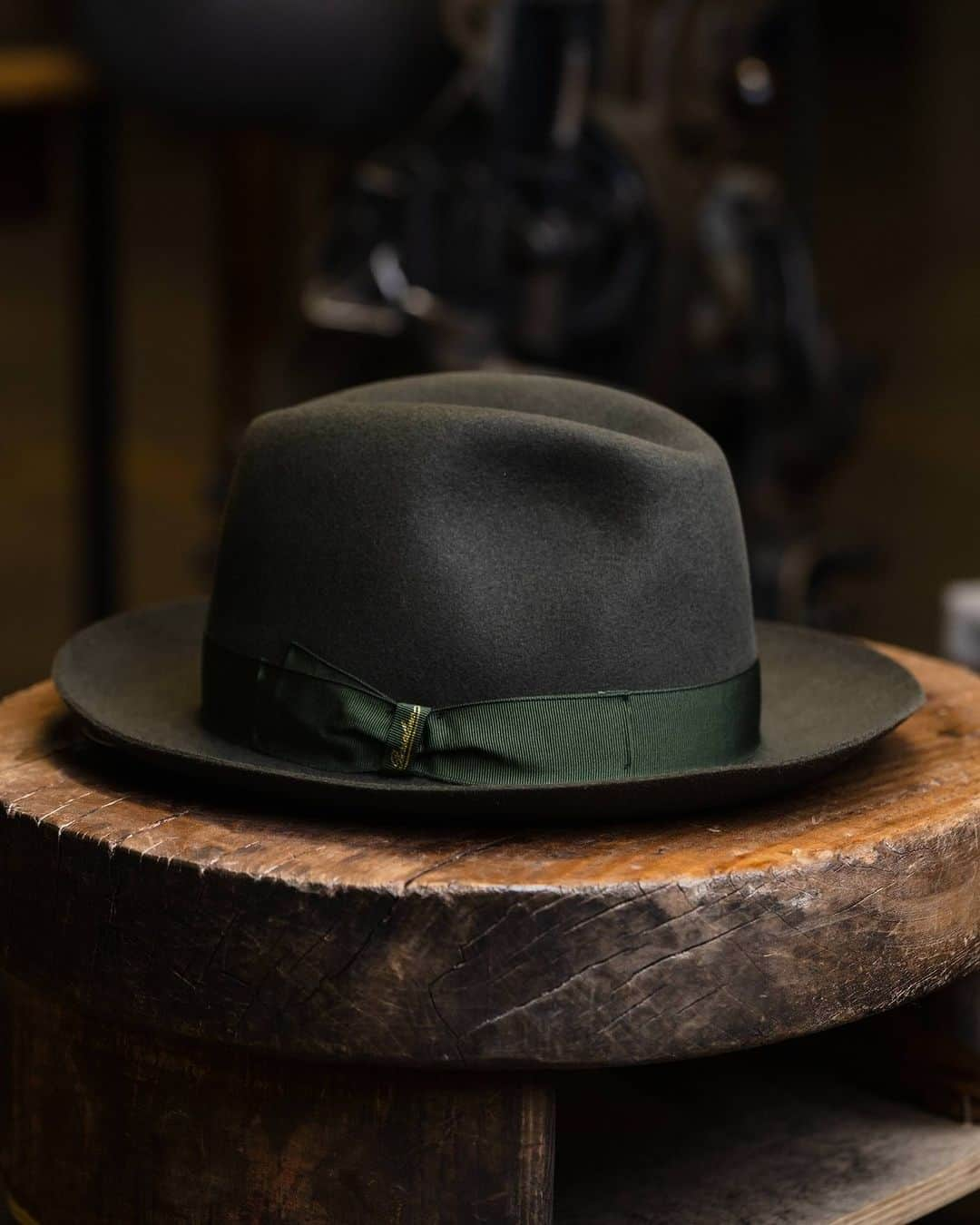 ボルサリーノさんのインスタグラム写真 - (ボルサリーノInstagram)「Falling for Felt. This Fall, embrace earthy vibes for soulful style as seen here a handcrafted contemporary iconic Borsalino felt fedora in a natural rich earthy tone. Captured at the Made in Alessandria Manufacture.  Shop this & all latest highlights now on www.borsalino.com  Ph @helmutberta  #whereallthemagichappens #italianstyle #fedoralove #Borsalinolove #feltbeginnings #MadeinItaly #iconicaccessories #backstage」11月8日 22時00分 - borsalino_world