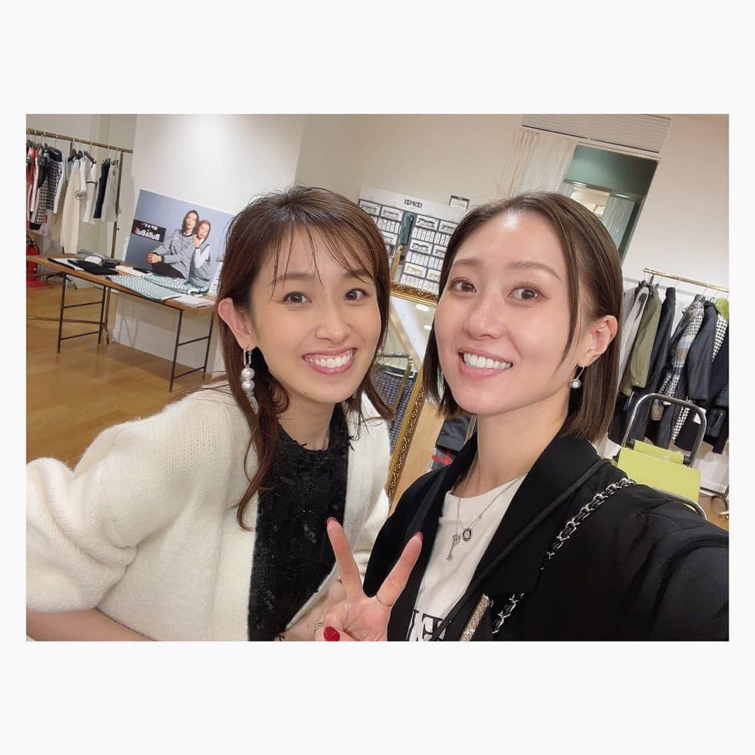 鳳翔大さんのインスタグラム写真 - (鳳翔大Instagram)「日比谷シャンテPOPUP初日でした👏 久々にこの場所で開催出来て嬉しい〜☺️ @dineige_dai   そして本日はビックリなサプライズゲスト様が… あやちゃん〜⛄️⛄️⛄️  あやちゃんいつもサプライズで急に来てくれる笑 本当全然変わらなくてマジ大好きやわ😆 忙しい中ありがとう🥹  久々に会えて嬉し過ぎてテンション上がり過ぎて帰り何故かぐったりでした😂  そして今回も安定の一花姉さんとまいことティーちゃんとあんりです♡  どうぞ19日までよろしくお願いしますー✨  明日は私は14時以降に店頭行きますからね！ お間違えなきよう！！  今後の鳳翔ちゃんのスケジュール⤵︎  ★ 日比谷シャンテ POPUP SHOP 「D.A.K.by APPLAUSE JAPAN」 11/8(水)〜19(日)  ※鳳翔店頭いない時間帯↓ 9日　　14:00まで　 10日　　16:00以降　 12日　　12:30まで　 17日　　13:00まで　 19日　　12:30まで　  ★ 大阪展示会 12/1(金)〜3(日) 11:00-18:00 ホテル日航大阪　4階 〝孔雀の間〟 ※鳳翔は3日間全て展示会場におります‼︎  ★2023年11/10(金)公開　 舞台挨拶も登壇します。 映画「SPELL〜呪われたら、 終わり〜」 阿野悠子役  〝鳳翔大公式LINE〟お友達追加して頂きますと様々な情報をお届けしますので是非お友達追加よろしくお願いします🤝 ★鳳翔大公式LINEはコチラから↓ @daihosho  #dineige  #鳳翔大 #ジュエリー　 #ダイヤモンド　 #パール #デザイナー　 #プロデュース #宝塚  #雪組 #ポップアップショップ  #popupshop  #日比谷シャンテ  #松屋銀座 #名古屋タカシマヤ #福岡大丸天神店 #京都ガーデンパレス #期間限定ショップ  #バッグ  #アパレル」11月8日 21時53分 - dai_hosho_official