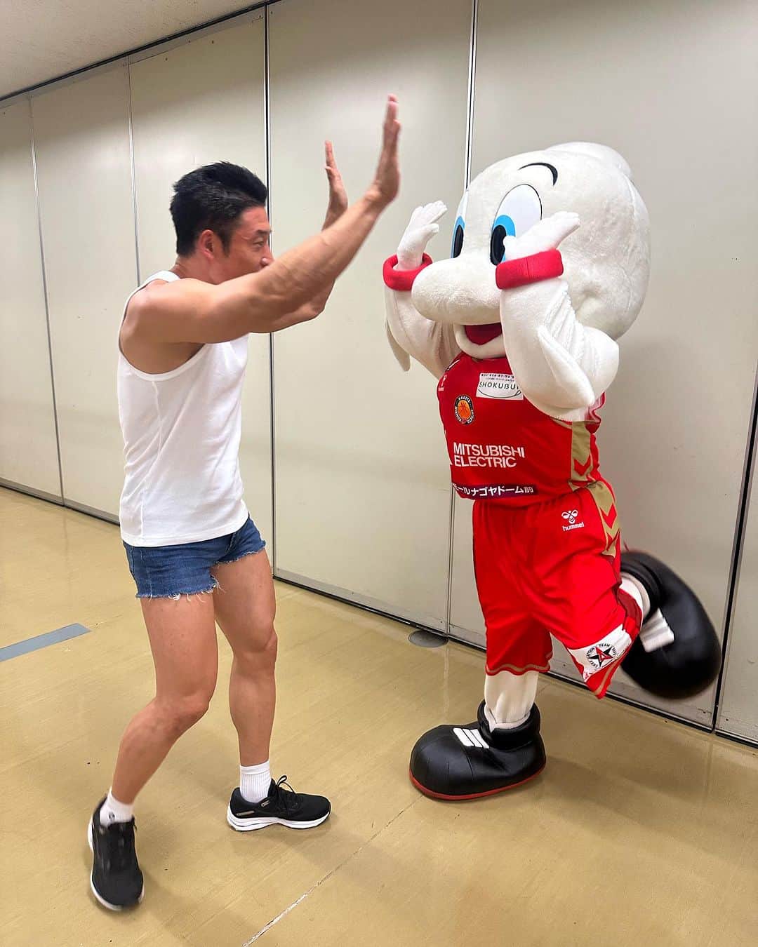 なかやまきんに君さんのインスタグラム写真 - (なかやまきんに君Instagram)「#なかやまきんに君 #本日 11月8日 #良いヤーの日 は #名古屋  #ドルフィンズアリーナ にて #vs #長崎ヴェルカ とのゲームで #ダイヤモンドドルフィンズ の応援イベントに出演させ頂きました #結果は #101-97 で #ダイヤモンドドルフィンズ の勝利 #最後の最後まで素晴らしい試合でした #ドルファミ の皆さんには #試合前の #ヤー斉唱 でかなり盛り上げて頂きました #ありがとうございました #キャー選手の皆さんの中に入ると小さく見える筋肉男ステキー (2〜4枚目)」11月8日 21時53分 - nakayama_kinnikun