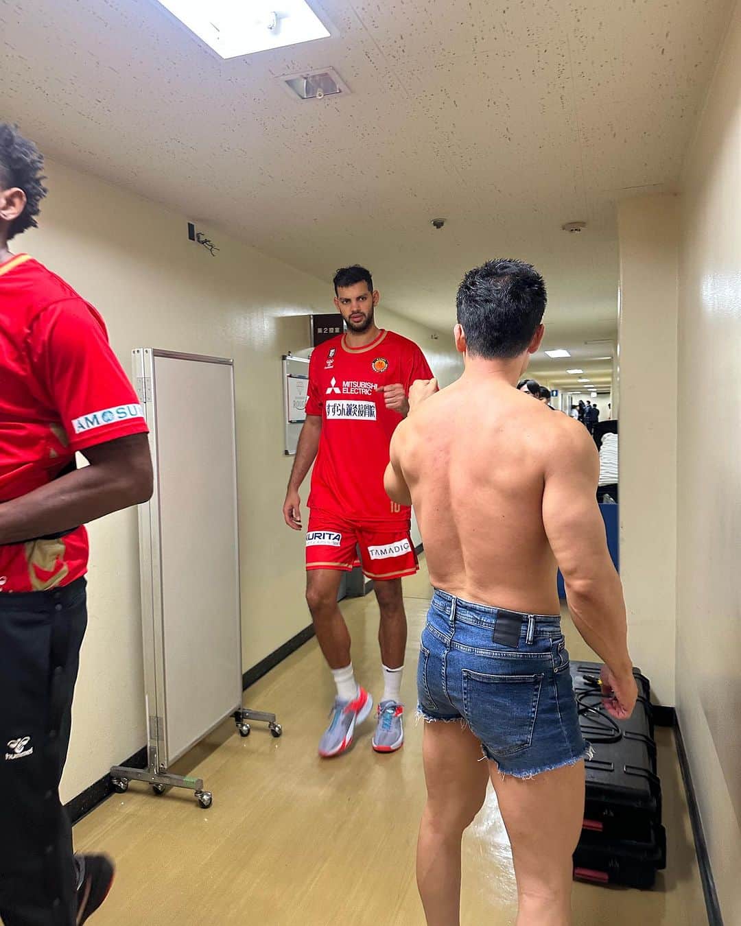 なかやまきんに君さんのインスタグラム写真 - (なかやまきんに君Instagram)「#なかやまきんに君 #本日 11月8日 #良いヤーの日 は #名古屋  #ドルフィンズアリーナ にて #vs #長崎ヴェルカ とのゲームで #ダイヤモンドドルフィンズ の応援イベントに出演させ頂きました #結果は #101-97 で #ダイヤモンドドルフィンズ の勝利 #最後の最後まで素晴らしい試合でした #ドルファミ の皆さんには #試合前の #ヤー斉唱 でかなり盛り上げて頂きました #ありがとうございました #キャー選手の皆さんの中に入ると小さく見える筋肉男ステキー (2〜4枚目)」11月8日 21時53分 - nakayama_kinnikun