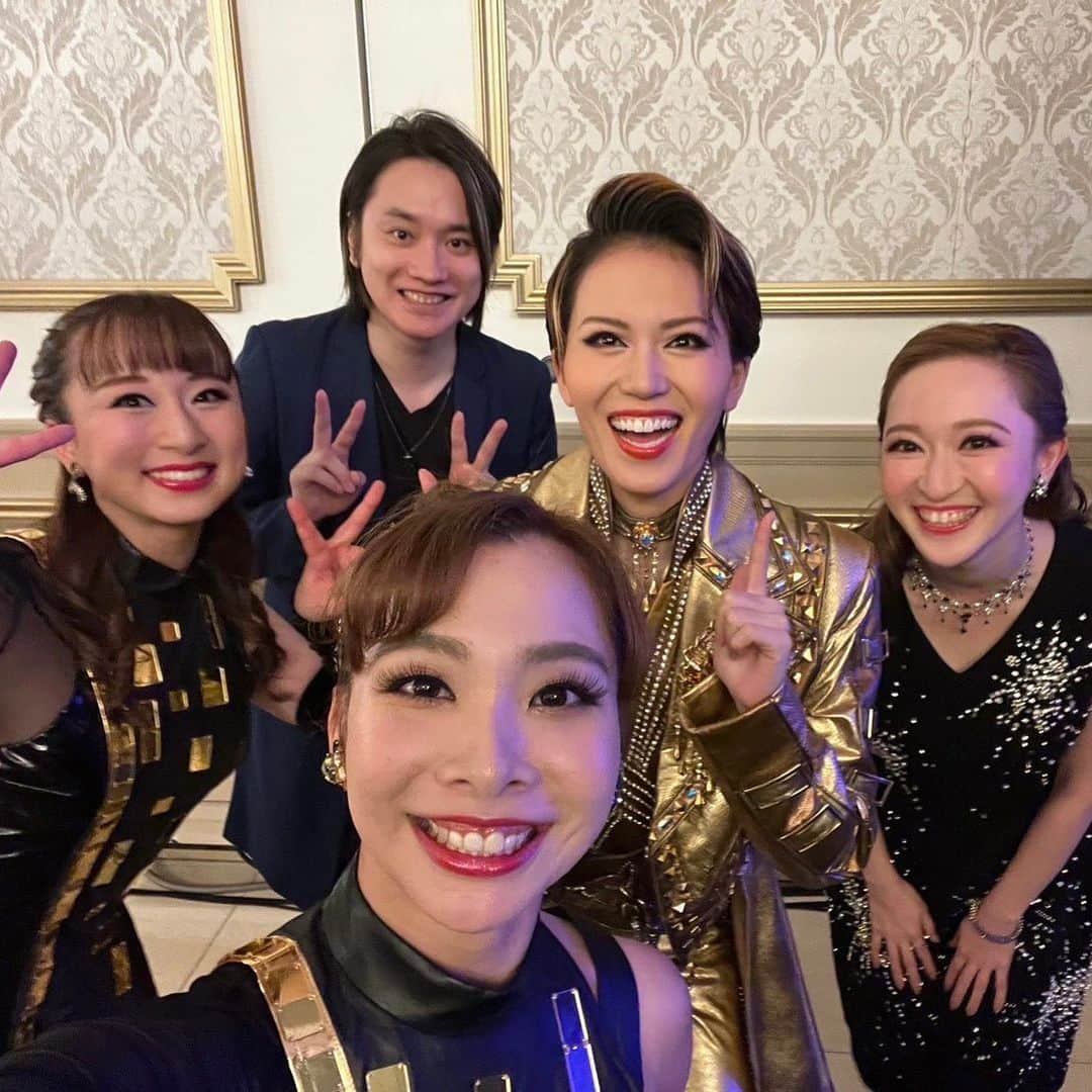 茉玲さや那さんのインスタグラム写真 - (茉玲さや那Instagram)「👗💎✨💐  思い出写真。 お世話になったスタッフの方々と🫧 音楽監督・ピアノ伴奏の吉田優子 先生 キーボードの長野悠佑 さん 振付、演出もして下さった良知真次 さん  たくさんのお手紙やメッセージ嬉しく読ませて頂きました。 本当にありがとうございました☺️✨   #ディナーショー  #思い出写真」11月8日 21時53分 - sayana_egg_98