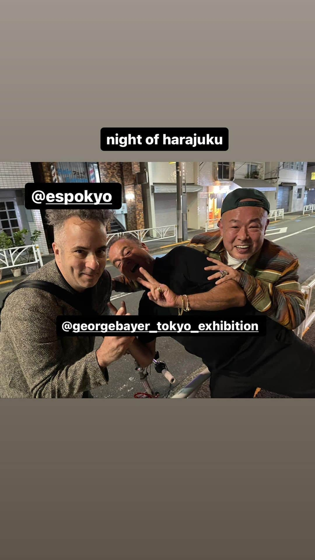 米原康正のインスタグラム：「17日から原宿のtHE GALLERY HARAJUKUで個展を開催するGeorge Bayerとの ご飯の後原宿を歩いてたらチャリンコで疾走るESPOを声で呼び止めた。  2人は初対面でした。  こんな感じってもっとあっていい。」