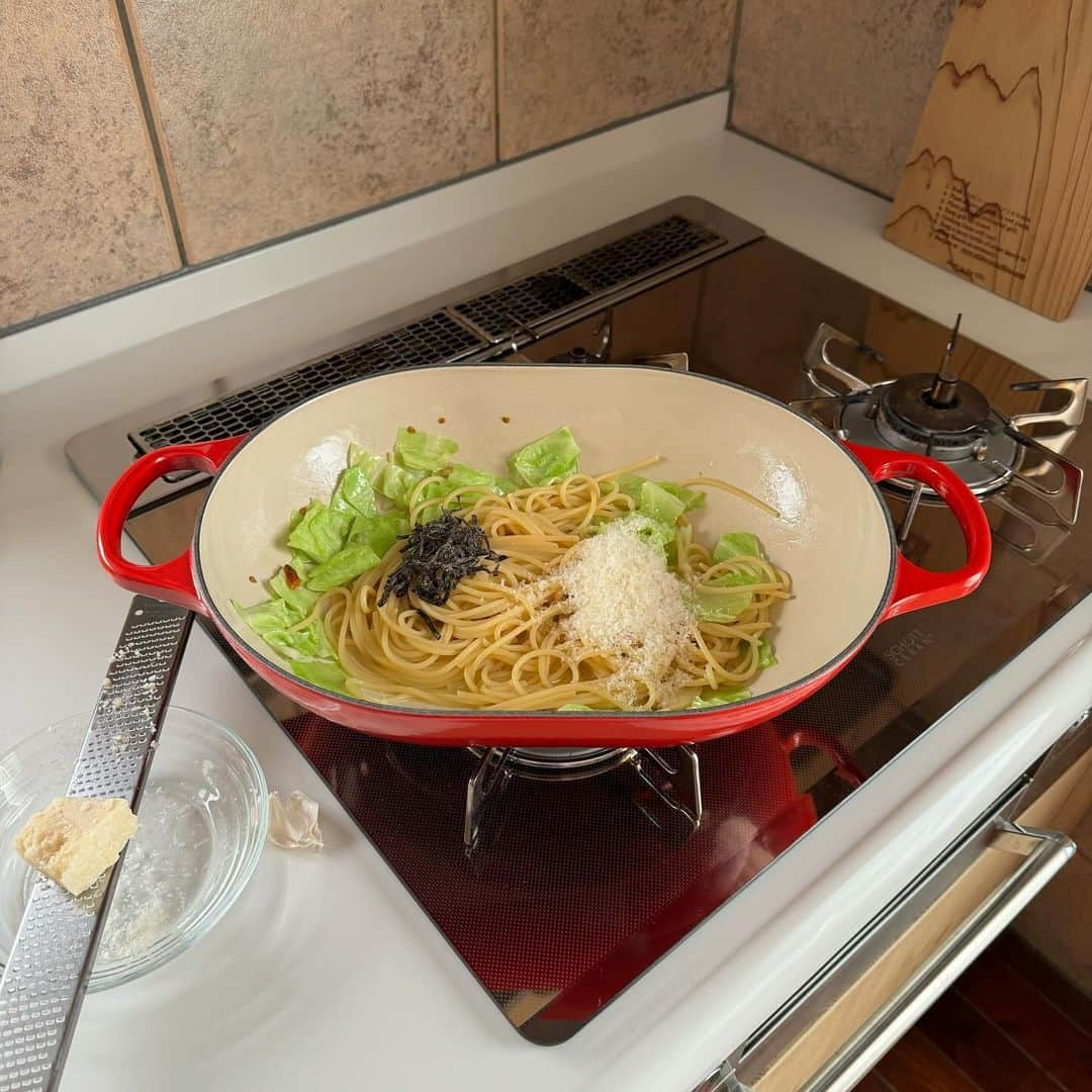 Tesshiさんのインスタグラム写真 - (TesshiInstagram)「お鍋ひとつで塩昆布とキャベツのスパゲッティ One pot spaghetti with cabbage and salted kombu #yummy #homemade #healthy #pasta #spaghetti #onepotmeal #parmigiano  #おいしい #パスタ #スパゲッティ #ワンパンレシピ #塩昆布 #マカロニメイト #フーディーテーブル #手作り  塩昆布で簡単、優勝🎌 オリーブオイル大2、にんにく1かけ、赤唐辛子1本、水350ml、麺100g、塩ひとつまみ、途中でキャベツ2枚くらい、塩昆布大1〜、あれば粉チーズやパルミジャーノ・レッジャーノ、塩胡椒など 2 tbsp olive oil, 1 clove garlic, 1 chili, 350ml water, 100g spaghetti, a pinch of salt, 2 cabbage leaves, 1~ tbsp salted kombu, Parmigiano Reggiano, salt and pepper…」11月8日 21時53分 - tmytsm