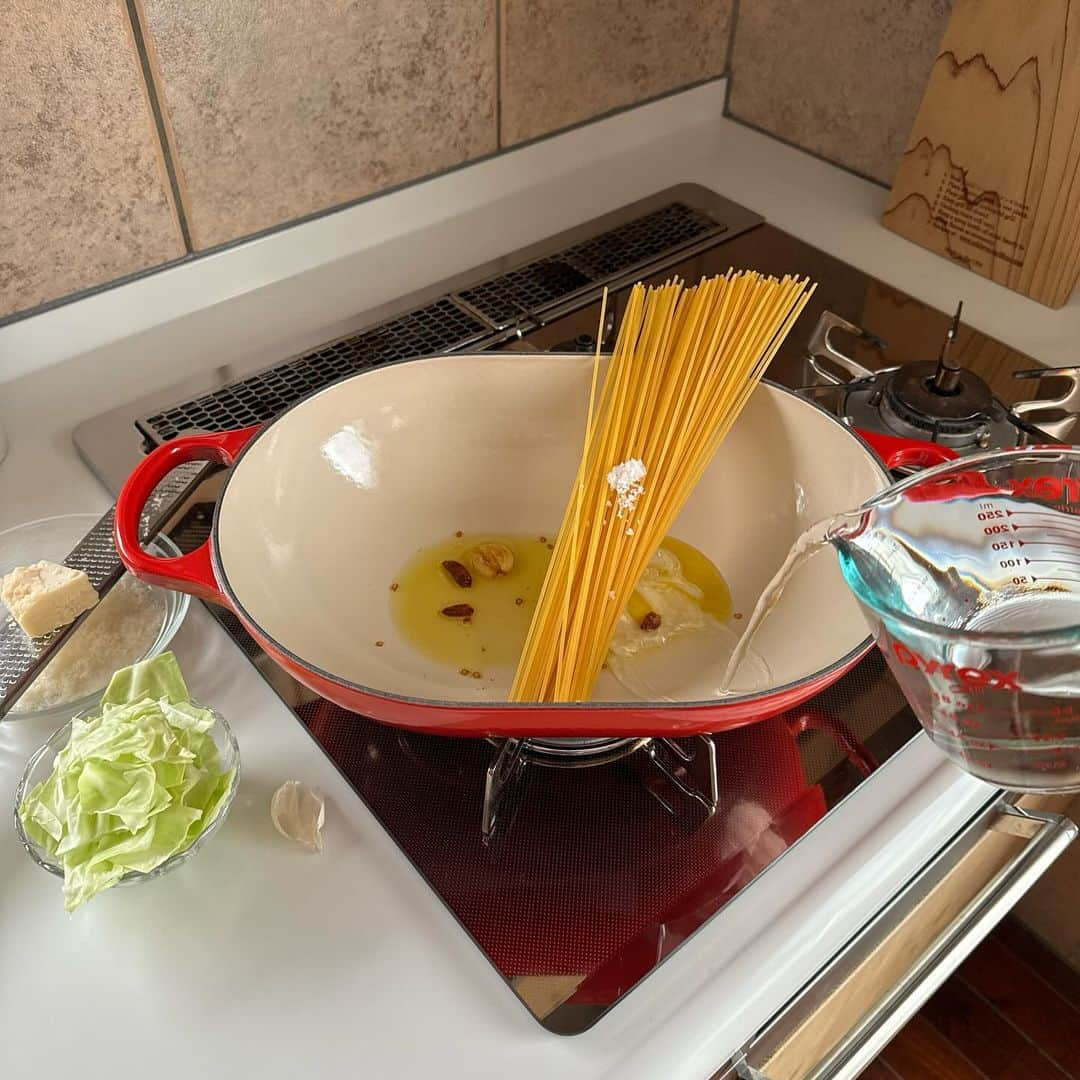 Tesshiさんのインスタグラム写真 - (TesshiInstagram)「お鍋ひとつで塩昆布とキャベツのスパゲッティ One pot spaghetti with cabbage and salted kombu #yummy #homemade #healthy #pasta #spaghetti #onepotmeal #parmigiano  #おいしい #パスタ #スパゲッティ #ワンパンレシピ #塩昆布 #マカロニメイト #フーディーテーブル #手作り  塩昆布で簡単、優勝🎌 オリーブオイル大2、にんにく1かけ、赤唐辛子1本、水350ml、麺100g、塩ひとつまみ、途中でキャベツ2枚くらい、塩昆布大1〜、あれば粉チーズやパルミジャーノ・レッジャーノ、塩胡椒など 2 tbsp olive oil, 1 clove garlic, 1 chili, 350ml water, 100g spaghetti, a pinch of salt, 2 cabbage leaves, 1~ tbsp salted kombu, Parmigiano Reggiano, salt and pepper…」11月8日 21時53分 - tmytsm