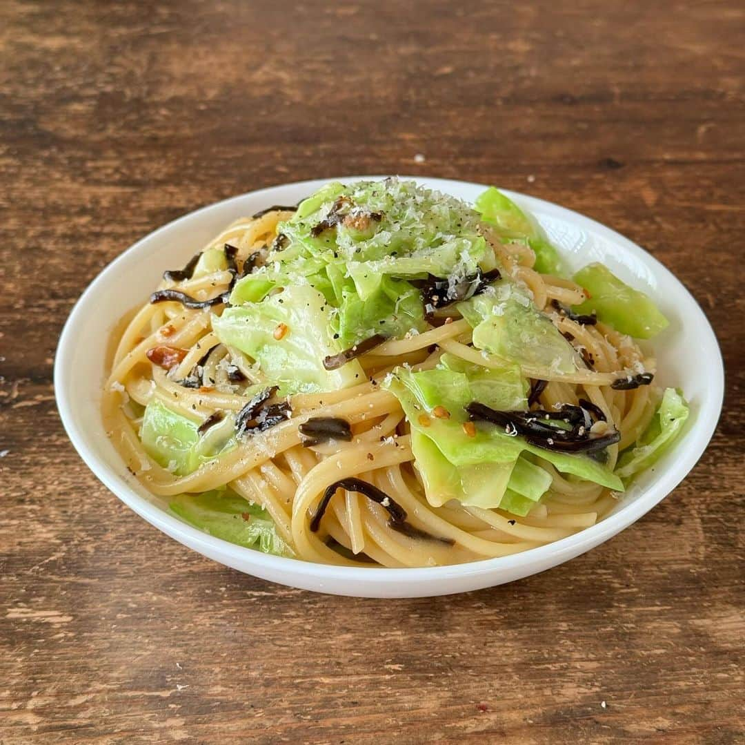 Tesshiさんのインスタグラム写真 - (TesshiInstagram)「お鍋ひとつで塩昆布とキャベツのスパゲッティ One pot spaghetti with cabbage and salted kombu #yummy #homemade #healthy #pasta #spaghetti #onepotmeal #parmigiano  #おいしい #パスタ #スパゲッティ #ワンパンレシピ #塩昆布 #マカロニメイト #フーディーテーブル #手作り  塩昆布で簡単、優勝🎌 オリーブオイル大2、にんにく1かけ、赤唐辛子1本、水350ml、麺100g、塩ひとつまみ、途中でキャベツ2枚くらい、塩昆布大1〜、あれば粉チーズやパルミジャーノ・レッジャーノ、塩胡椒など 2 tbsp olive oil, 1 clove garlic, 1 chili, 350ml water, 100g spaghetti, a pinch of salt, 2 cabbage leaves, 1~ tbsp salted kombu, Parmigiano Reggiano, salt and pepper…」11月8日 21時53分 - tmytsm