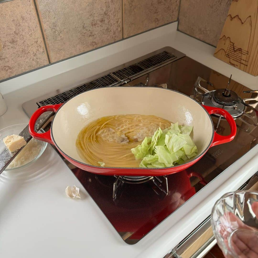 Tesshiさんのインスタグラム写真 - (TesshiInstagram)「お鍋ひとつで塩昆布とキャベツのスパゲッティ One pot spaghetti with cabbage and salted kombu #yummy #homemade #healthy #pasta #spaghetti #onepotmeal #parmigiano  #おいしい #パスタ #スパゲッティ #ワンパンレシピ #塩昆布 #マカロニメイト #フーディーテーブル #手作り  塩昆布で簡単、優勝🎌 オリーブオイル大2、にんにく1かけ、赤唐辛子1本、水350ml、麺100g、塩ひとつまみ、途中でキャベツ2枚くらい、塩昆布大1〜、あれば粉チーズやパルミジャーノ・レッジャーノ、塩胡椒など 2 tbsp olive oil, 1 clove garlic, 1 chili, 350ml water, 100g spaghetti, a pinch of salt, 2 cabbage leaves, 1~ tbsp salted kombu, Parmigiano Reggiano, salt and pepper…」11月8日 21時53分 - tmytsm
