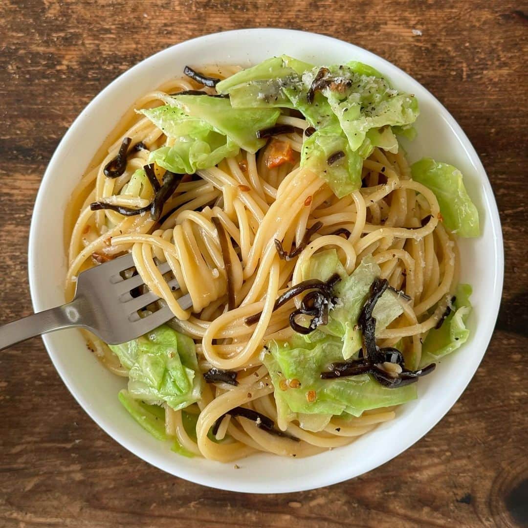 Tesshiのインスタグラム：「お鍋ひとつで塩昆布とキャベツのスパゲッティ One pot spaghetti with cabbage and salted kombu #yummy #homemade #healthy #pasta #spaghetti #onepotmeal #parmigiano  #おいしい #パスタ #スパゲッティ #ワンパンレシピ #塩昆布 #マカロニメイト #フーディーテーブル #手作り  塩昆布で簡単、優勝🎌 オリーブオイル大2、にんにく1かけ、赤唐辛子1本、水350ml、麺100g、塩ひとつまみ、途中でキャベツ2枚くらい、塩昆布大1〜、あれば粉チーズやパルミジャーノ・レッジャーノ、塩胡椒など 2 tbsp olive oil, 1 clove garlic, 1 chili, 350ml water, 100g spaghetti, a pinch of salt, 2 cabbage leaves, 1~ tbsp salted kombu, Parmigiano Reggiano, salt and pepper…」
