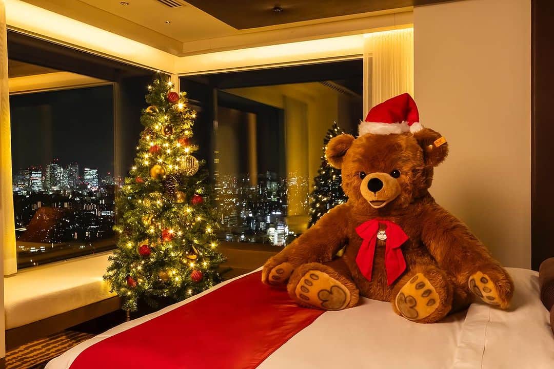 ザ・プリンスギャラリー 東京紀尾井町のインスタグラム：「【シュタイフと過ごすクリスマスステイ】  当ホテルでは大切な人やご家族との幸せが輝き続くようにと願いをこめて「Everlasting Shine」をテーマに、ホリデーシーズンのプランをご用意。  本日は、テディベアブランド「シュタイフ」の“フィン”と、“スタジオ・ボビー”と一緒に過ごす 2 つのステイプランをご紹介いたします。  🧸Bobby’s Christmas Table スイートルームで等身大の“スタジオ・ボビー”がクリスマスツリーと共にお出迎え。一緒にクリスマスディナーをお楽しみいただけます。  🧸Can’t Wait ’Til Christmas! お部屋にケーキとスパークリングワインをご用意。煌めく夜景とスーツケース付きの“フィン”が特別なら夜を彩ります。  Wishing you a Christmas full of smiles🎄  【Christmas stay with Steiff】  The hotel offers a holiday season plan under the theme of 'Everlasting Shine', wishing for continued happiness with loved ones and families.  Today, we are pleased to introduce two stay plans with "Fin" and "Studio Bobby" from the Steiff teddy bear brand.  🧸Bobby's Christmas Table A life-size "Studio Bobby" will greet you in your suite with a Christmas tree. Enjoy Christmas dinner together.  🧸Can't Wait 'Til Christmas! Cake and sparkling wine in your room. The sparkling night view and the 'Fin' with his suitcase make for a special evening.  Wishing you a Christmas full of smiles🎄  Share your own images with us by tagging @princegallerytokyokioicho  ————————————————————— #theluxurycollection #princehotels #tokyohotel #marriottbonvoy #theprincegallerytokyokioicho #tokyohotelstay #christmas #sweets #steiff #merrychristmas #ザプリンスギャラリー東京紀尾井町 #東京ホテル #ホテルステイ #東京ホテルステイ #シュタイフ #シュタイフベア #テディベア #クリスマス #クリスマスケーキ #ケーキ #クリスマスステイ」