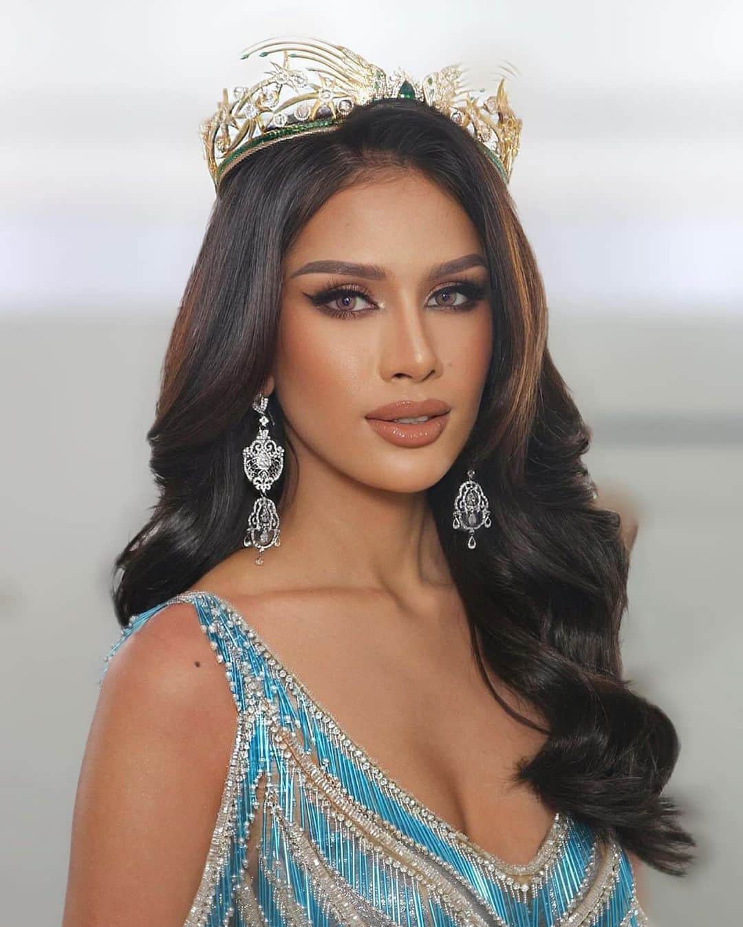 Ivan Gunawanのインスタグラム：「Miss Aura Indonesia, Sahida Sheikh @sahidasheikk gracing in a mesmerizing gown “The Waves of Antalya” designed by Ivan Gunawan @ivan_gunawan, inspired by the beautiful waves of Antalya.  Studio photographer @mozawahyu  Stage photographer @demacsgo」