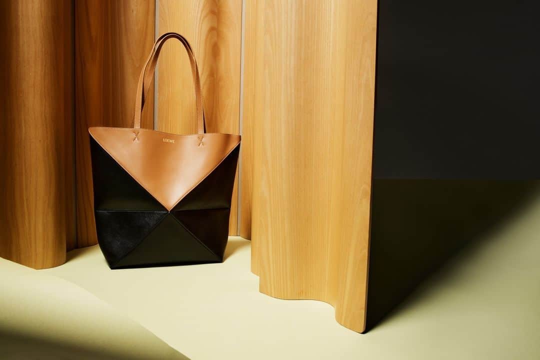 barneysnyofficialのインスタグラム：「Fold, Carry, & Shine. Elevate your style with the @loewe Puzzle Fold Tote. #BarneysAtSaks @saks」