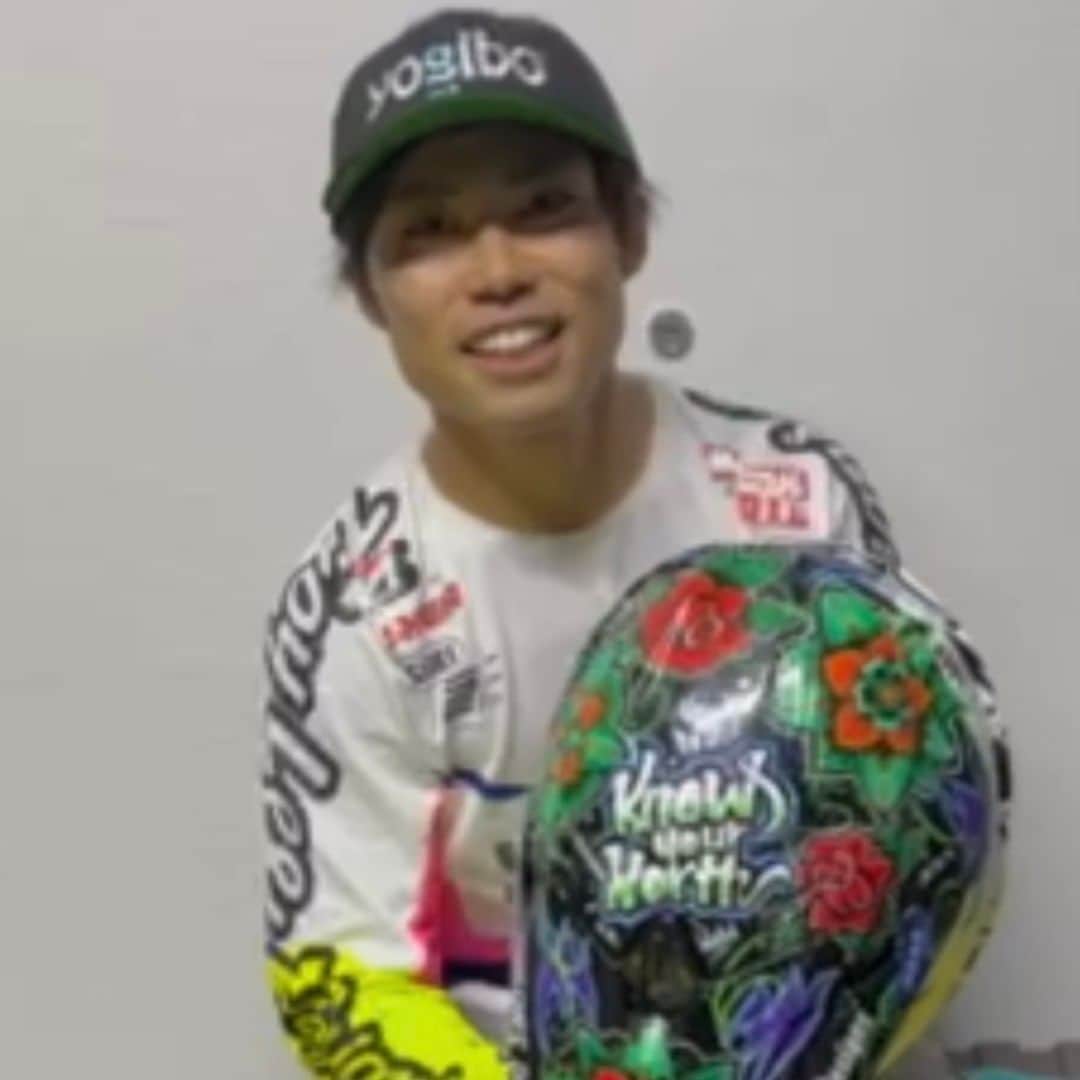 MOTUL Japanのインスタグラム：「【Motul My Helmet JMX IA1 内田 篤基選手】 . ライダーやドライバーそれぞれのオリジナルデザインのヘルメット。 デザインにもこだわりやストーリーが詰まっています。 . 今回は全日本モトクロス選手権 IA1クラスにMOUNTAIN RIDERS ( @mountainriders_mx ）から参戦の内田 篤基選手（ @atsukiuchida ）に自身のヘルメットをアピールしてもらいました。 . ヘルメットをクリーニングする際に使っているのはMotul MC CareシリーズのHelmet ＆ Visor Clean!!! 汚れを素早く落とし、拭きすじも残りにくいこの製品、皆さんもぜひ使ってみてください。 . 選手たちもこの製品を使っています。 . @motul  #Motul #MOTULJapan #PoweredByMotul #Kawasaki #KX450 #MOUNTAINRIDERS  #内田篤基 選手 #MotulMyHelmet #JMX #JMXIA1 #IA1 #全日本モトクロス選手権　 #全日本モトクロス」