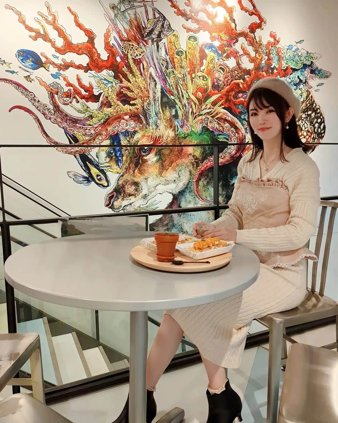 三宅裕子さんのインスタグラム写真 - (三宅裕子Instagram)「浅草駅から歩いてすぐ🚶‍♀️  大人気クロッフル専門店🧇 @marimari_croiffle_tokyo 𝕞𝕒𝕣𝕚𝕞𝕒𝕣𝕚 へ❣️  クロッフルとは❔ クロワッサン×ワッフルで 外はカリッと中はもちもち食感の 韓国発のお菓子🍴 ここのクロッフルとても美味しかった☺️🩷  私は秋限定クロッフルの パンプキンモンブランと  きなこマロンマスカットをオーダー🎶 あとめちゃくちゃ可愛い植木鉢ティラミスも♡ スプーンがスコップになってるんだよ🐰  クロッフルは他にも 和栗モンブラン、紫いもモンブランも🎶 屋上にテラス席もあってのんびりできるよ。  また行きたいな✨  この日は @lacemade_jp の 新作ピンクガーベラコルセットを おろしたよ❤ シンプルなニットワンピもまた違ったかんじに 着られるからコルセットにハマリ中☺️🩷  🎈Access 住所：東京都台東区浅草1-29-2  ビラ・アペックス浅草新仲見世2階marimari浅草店(https://maps.app.goo.gl/8NzRbDdeYCDLWmf99?g_st=ic) (東京メトロ銀座線浅草駅1番出口から徒歩3〜4分)   ✻*˸ꕤ*˸*⋆。✻*˸ꕤ*˸*⋆。✻*˸ꕤ*˸*⋆  PR @marimari_croiffle_tokyo #浅草グルメ #浅草スイーツ #浅草カフェ #浅草食べ歩き #新仲見世 #仲見世 #浅草散策 #浅草観光スポット #浅草スイーツ #浅草グルメ #浅草デート」11月8日 21時56分 - yuko_miyake