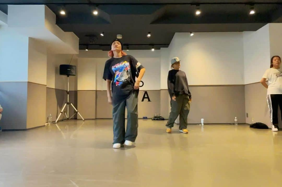 HARUKA MUTOのインスタグラム：「Money - Leikeli47💸　 @noadance_ebisu class📍  🧠 @haruka_muto  dance wiz amazing @rina3616256 🫶  過去コレオをリクエストしてくれるのとっても嬉しい!! 素敵なdanceを皆ありがとう🔥楽しかった!! Thanks<3  #harukamuto #610choreo  #choreography #dance #leikeli47 #noadanceacademy」