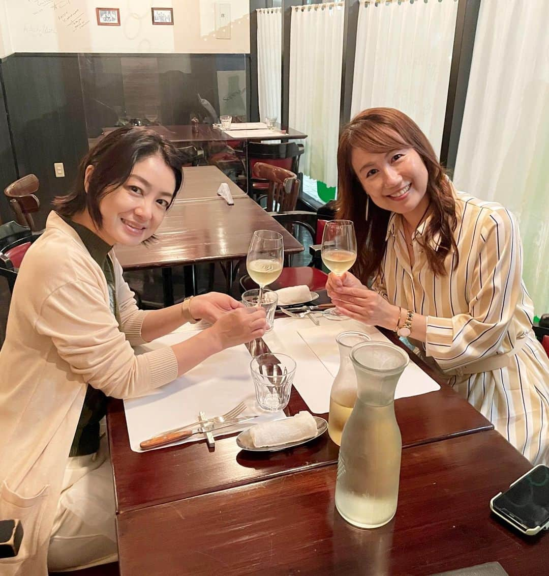 小林万希子さんのインスタグラム写真 - (小林万希子Instagram)「・  夜の東京で舞子ちゃんと🥂  人形町のフレンチレストラン 『フレンチーズ』へ🇫🇷  人形町は初めてだったんですが 素敵なお店が多いですね💕  美味しいワインとフレンチでつもる話がありすぎて❤️ 電車があぶなかったのはここだけの秘密です㊙️🤫笑  実は現場にお菓子の紙袋を持っていくわけにはいかず笑 関西限定ハッピーターンの小箱を2つカバンに忍ばせて いきました🤣  舞子ちゃんからもお菓子をいただいて🍪 フロランタン大好きなので嬉しい〜💕  同じ時期に起業したので、共通なテーマや悩みが多くて ほんと話が終わらない  また関東に行く時は連絡しますねー！ 近々関西でもね✨  舞子ちゃん💕 素敵なお店をリサーチしてくれてありがとう〜😊❤️  #東京  #人形町  #人形町グルメ  #フレンチーズ  #ハートの小径  #フロランタン  #サブレ  #ハッピーターン  #物々交換  #終電ダッシュ  #ギリギリセーフ 😆💕」11月8日 21時58分 - macky1218