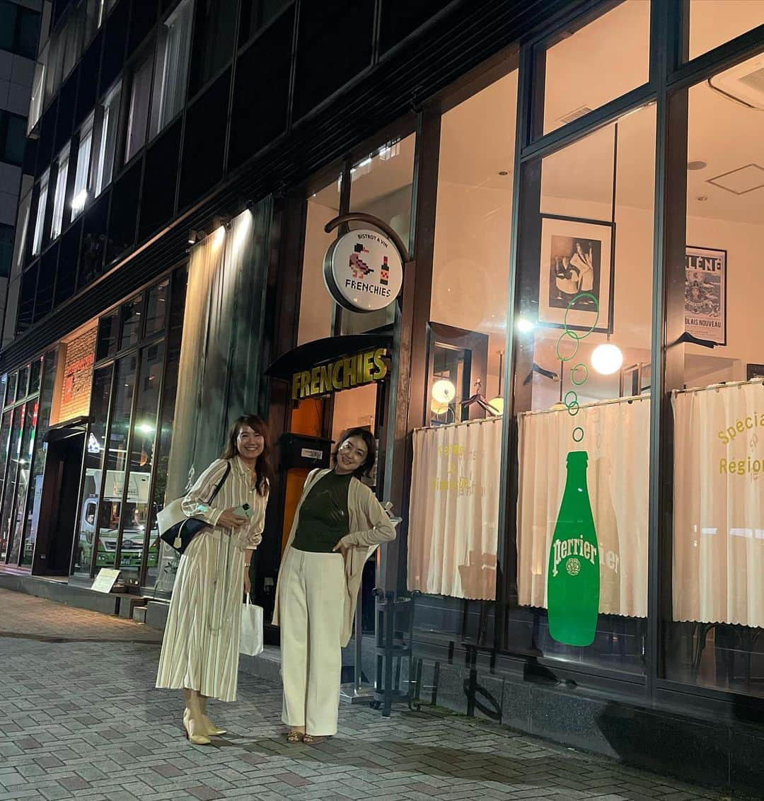 小林万希子さんのインスタグラム写真 - (小林万希子Instagram)「・  夜の東京で舞子ちゃんと🥂  人形町のフレンチレストラン 『フレンチーズ』へ🇫🇷  人形町は初めてだったんですが 素敵なお店が多いですね💕  美味しいワインとフレンチでつもる話がありすぎて❤️ 電車があぶなかったのはここだけの秘密です㊙️🤫笑  実は現場にお菓子の紙袋を持っていくわけにはいかず笑 関西限定ハッピーターンの小箱を2つカバンに忍ばせて いきました🤣  舞子ちゃんからもお菓子をいただいて🍪 フロランタン大好きなので嬉しい〜💕  同じ時期に起業したので、共通なテーマや悩みが多くて ほんと話が終わらない  また関東に行く時は連絡しますねー！ 近々関西でもね✨  舞子ちゃん💕 素敵なお店をリサーチしてくれてありがとう〜😊❤️  #東京  #人形町  #人形町グルメ  #フレンチーズ  #ハートの小径  #フロランタン  #サブレ  #ハッピーターン  #物々交換  #終電ダッシュ  #ギリギリセーフ 😆💕」11月8日 21時58分 - macky1218