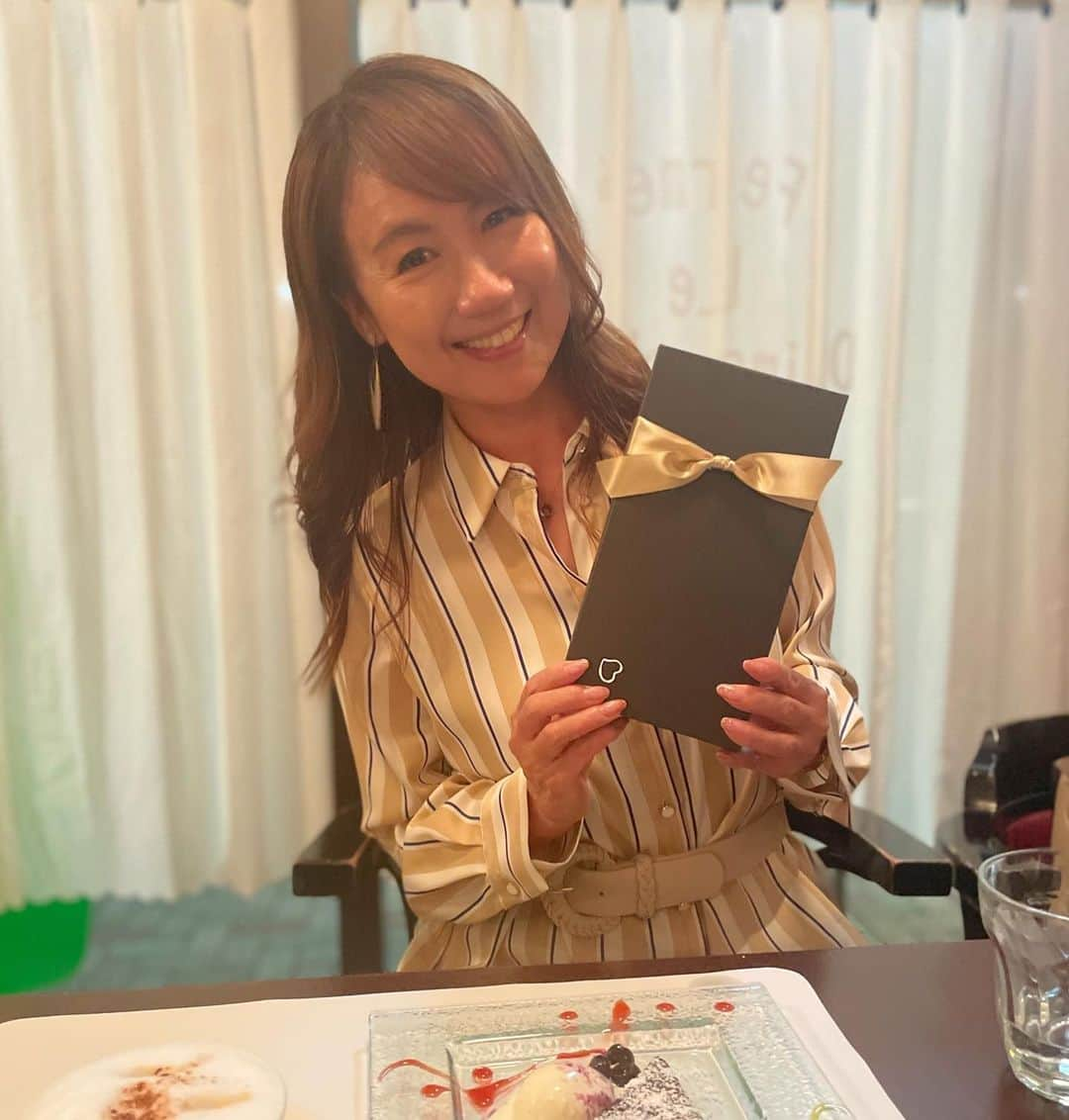 小林万希子さんのインスタグラム写真 - (小林万希子Instagram)「・  夜の東京で舞子ちゃんと🥂  人形町のフレンチレストラン 『フレンチーズ』へ🇫🇷  人形町は初めてだったんですが 素敵なお店が多いですね💕  美味しいワインとフレンチでつもる話がありすぎて❤️ 電車があぶなかったのはここだけの秘密です㊙️🤫笑  実は現場にお菓子の紙袋を持っていくわけにはいかず笑 関西限定ハッピーターンの小箱を2つカバンに忍ばせて いきました🤣  舞子ちゃんからもお菓子をいただいて🍪 フロランタン大好きなので嬉しい〜💕  同じ時期に起業したので、共通なテーマや悩みが多くて ほんと話が終わらない  また関東に行く時は連絡しますねー！ 近々関西でもね✨  舞子ちゃん💕 素敵なお店をリサーチしてくれてありがとう〜😊❤️  #東京  #人形町  #人形町グルメ  #フレンチーズ  #ハートの小径  #フロランタン  #サブレ  #ハッピーターン  #物々交換  #終電ダッシュ  #ギリギリセーフ 😆💕」11月8日 21時58分 - macky1218