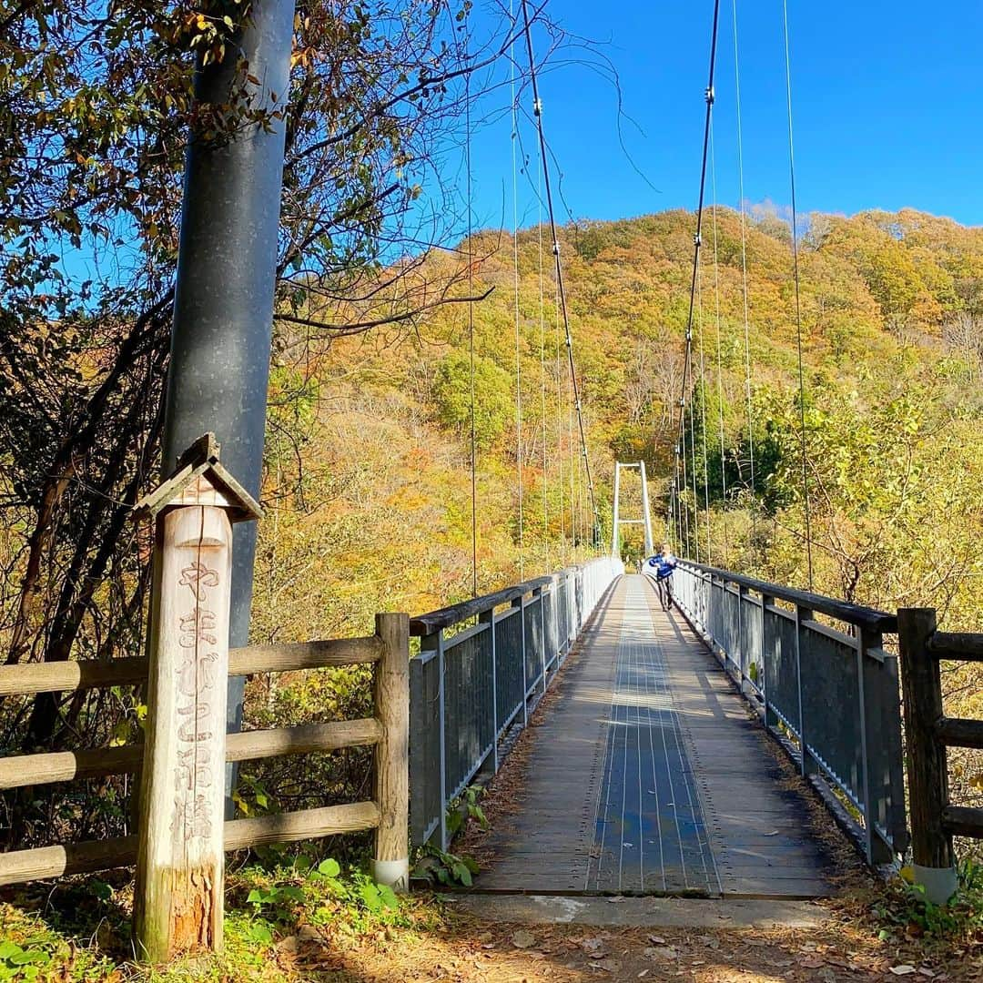 bon ponさんのインスタグラム写真 - (bon ponInstagram)「小春日和に誘われて、宮城県七ヶ宿町の長老湖へ紅葉を見に行ってきました🚗🍁🍂⛰  長老湖は、蔵王連峰の一角である不忘山(ふぼうさん)の麓にあり、標高約500mに位置しています。紅葉の名所として知られていて、風のない晴れた日には、紅葉の山々が湖面に鏡のように映し出される絶景が見られるそうです。  遊歩道を歩いて「やまびこ吊り橋」へ。横川渓谷に架かる全長120mの吊り橋で、水面からの高さは20m。頑丈な造りの吊り橋ですが、歩くと少し揺れてちょっとしたスリルが味わえました。  七ヶ宿そば街道にある「芭蕉庵」で、お蕎麦を食べました。地粉を使った十割そばは、しっかりしたコシがあり、そばの風味も際立っていてとても美味しかったです。そばの揚げ出し豆腐・そばのデザートも付いていて満腹満足😋😋 ＊ ＊ 💙❤️コーデ bon ・パーカー(UNIQLO) ・ボーダーT(UNIQLO) ・シャツ(UNIQLO) ・ジーンズ(UNIQLO) ・靴(セダークレスト) pon ・パーカー(UNIQLO) ・ボーダーT(楽天) ・シャツ(SM2) ・ジーンズ(楽天) ・靴(セダークレスト) ＊ ＊ #長老湖 #やまびこ吊り橋 #宮城県七ヶ宿町 #紅葉狩り #夫婦 #60代 #ファッション #コーディネート #リンクコーデ #夫婦コーデ #グレイヘア #白髪 #共白髪 #couple #over60 #fashion #coordinate #instafashion #instagramjapan #greyhair #grayhair #bonpon #bonpon511」11月8日 21時59分 - bonpon511