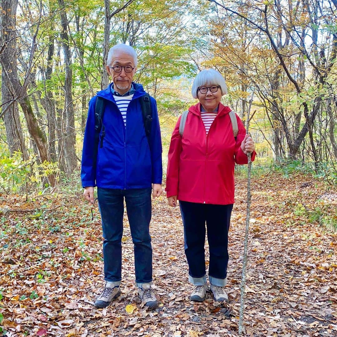 bon ponさんのインスタグラム写真 - (bon ponInstagram)「小春日和に誘われて、宮城県七ヶ宿町の長老湖へ紅葉を見に行ってきました🚗🍁🍂⛰  長老湖は、蔵王連峰の一角である不忘山(ふぼうさん)の麓にあり、標高約500mに位置しています。紅葉の名所として知られていて、風のない晴れた日には、紅葉の山々が湖面に鏡のように映し出される絶景が見られるそうです。  遊歩道を歩いて「やまびこ吊り橋」へ。横川渓谷に架かる全長120mの吊り橋で、水面からの高さは20m。頑丈な造りの吊り橋ですが、歩くと少し揺れてちょっとしたスリルが味わえました。  七ヶ宿そば街道にある「芭蕉庵」で、お蕎麦を食べました。地粉を使った十割そばは、しっかりしたコシがあり、そばの風味も際立っていてとても美味しかったです。そばの揚げ出し豆腐・そばのデザートも付いていて満腹満足😋😋 ＊ ＊ 💙❤️コーデ bon ・パーカー(UNIQLO) ・ボーダーT(UNIQLO) ・シャツ(UNIQLO) ・ジーンズ(UNIQLO) ・靴(セダークレスト) pon ・パーカー(UNIQLO) ・ボーダーT(楽天) ・シャツ(SM2) ・ジーンズ(楽天) ・靴(セダークレスト) ＊ ＊ #長老湖 #やまびこ吊り橋 #宮城県七ヶ宿町 #紅葉狩り #夫婦 #60代 #ファッション #コーディネート #リンクコーデ #夫婦コーデ #グレイヘア #白髪 #共白髪 #couple #over60 #fashion #coordinate #instafashion #instagramjapan #greyhair #grayhair #bonpon #bonpon511」11月8日 21時59分 - bonpon511