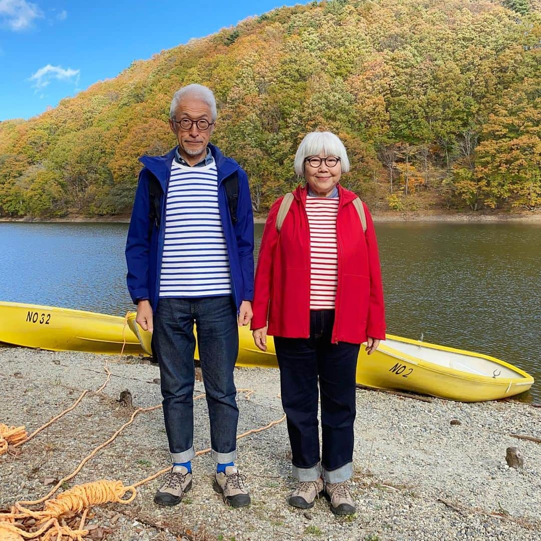 bon ponのインスタグラム：「小春日和に誘われて、宮城県七ヶ宿町の長老湖へ紅葉を見に行ってきました🚗🍁🍂⛰  長老湖は、蔵王連峰の一角である不忘山(ふぼうさん)の麓にあり、標高約500mに位置しています。紅葉の名所として知られていて、風のない晴れた日には、紅葉の山々が湖面に鏡のように映し出される絶景が見られるそうです。  遊歩道を歩いて「やまびこ吊り橋」へ。横川渓谷に架かる全長120mの吊り橋で、水面からの高さは20m。頑丈な造りの吊り橋ですが、歩くと少し揺れてちょっとしたスリルが味わえました。  七ヶ宿そば街道にある「芭蕉庵」で、お蕎麦を食べました。地粉を使った十割そばは、しっかりしたコシがあり、そばの風味も際立っていてとても美味しかったです。そばの揚げ出し豆腐・そばのデザートも付いていて満腹満足😋😋 ＊ ＊ 💙❤️コーデ bon ・パーカー(UNIQLO) ・ボーダーT(UNIQLO) ・シャツ(UNIQLO) ・ジーンズ(UNIQLO) ・靴(セダークレスト) pon ・パーカー(UNIQLO) ・ボーダーT(楽天) ・シャツ(SM2) ・ジーンズ(楽天) ・靴(セダークレスト) ＊ ＊ #長老湖 #やまびこ吊り橋 #宮城県七ヶ宿町 #紅葉狩り #夫婦 #60代 #ファッション #コーディネート #リンクコーデ #夫婦コーデ #グレイヘア #白髪 #共白髪 #couple #over60 #fashion #coordinate #instafashion #instagramjapan #greyhair #grayhair #bonpon #bonpon511」